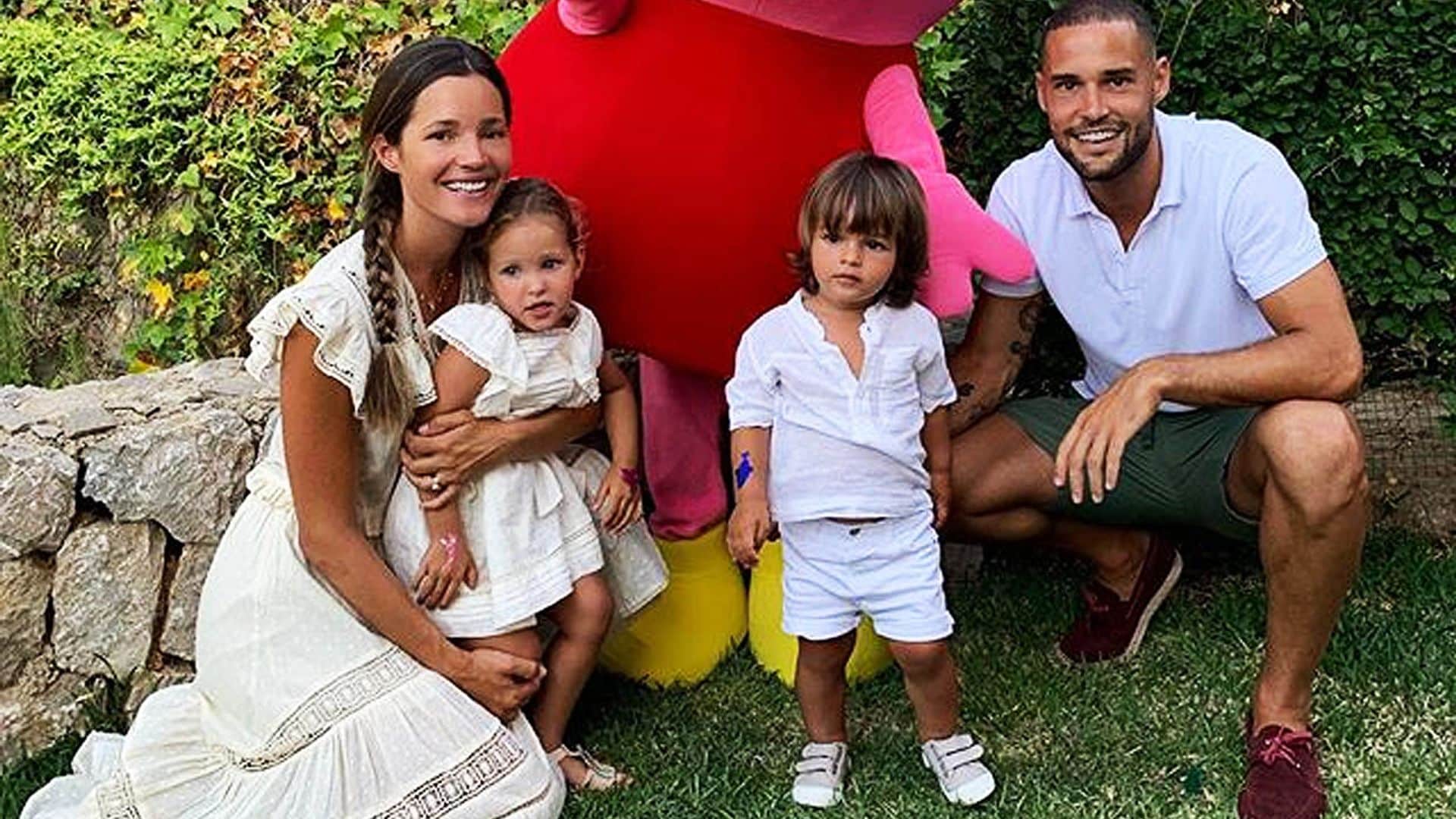 Sin atracos y con un establo, la hija de Malena Costa y Mario Suárez crea la auténtica 'casa de papel'