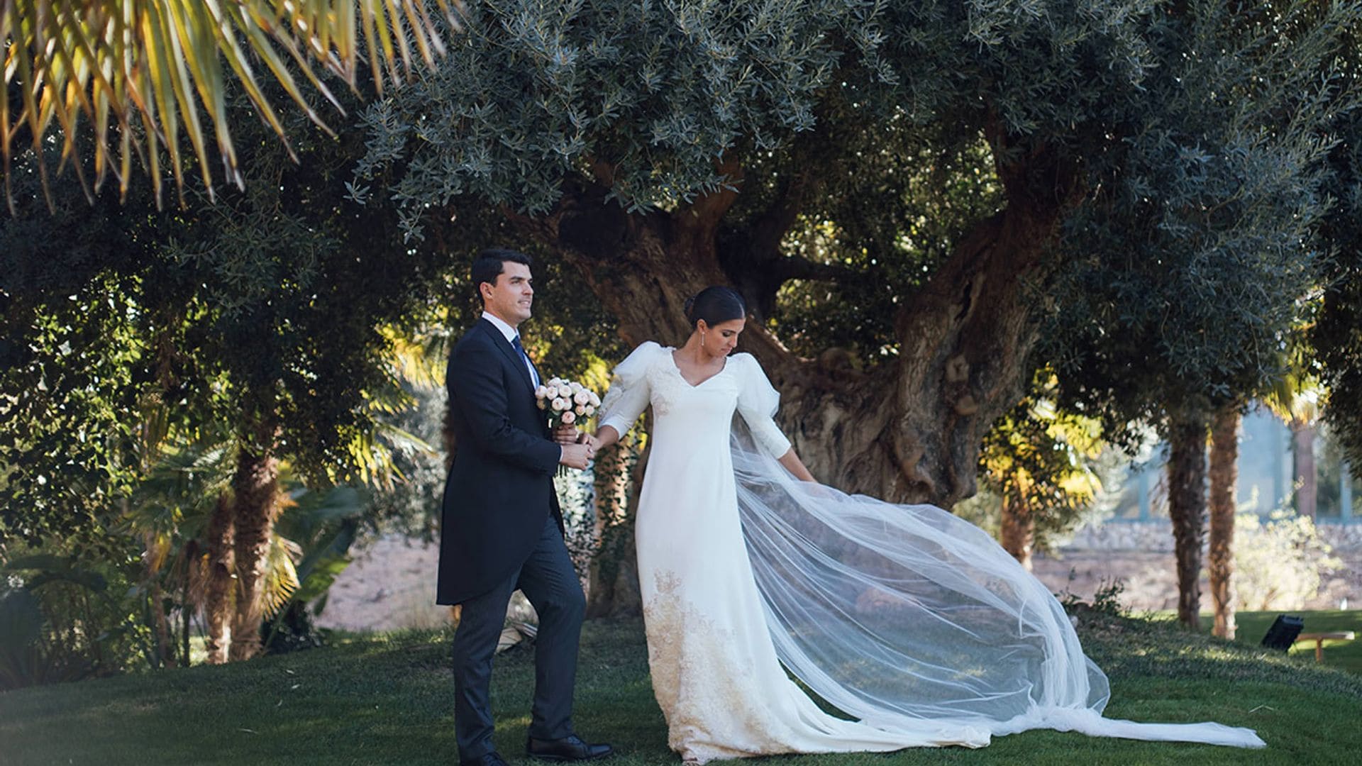 El vestido sencillo con bordados que convirtió a Carmen en la novia más original