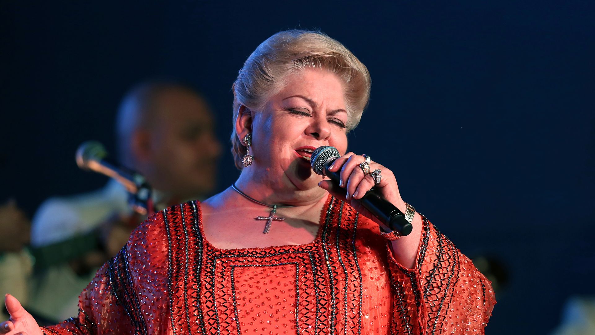 Fans de Paquita la del Barrio rinden homenaje a la cantante a las afueras de su restaurante, 'Casa Paquita'