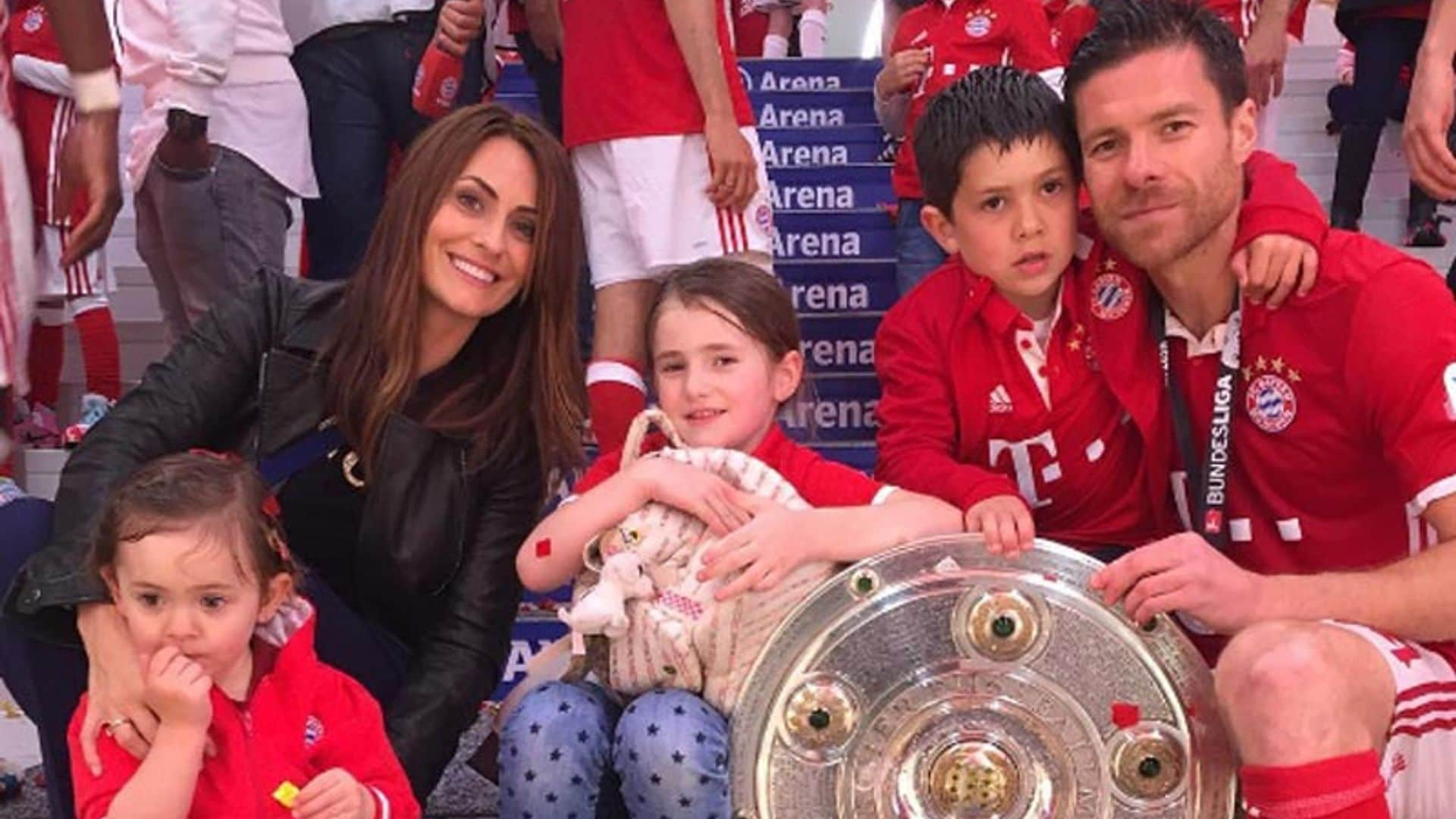 Nagore Aranburu y sus tres pequeños, incondicionales de Xabi Alonso