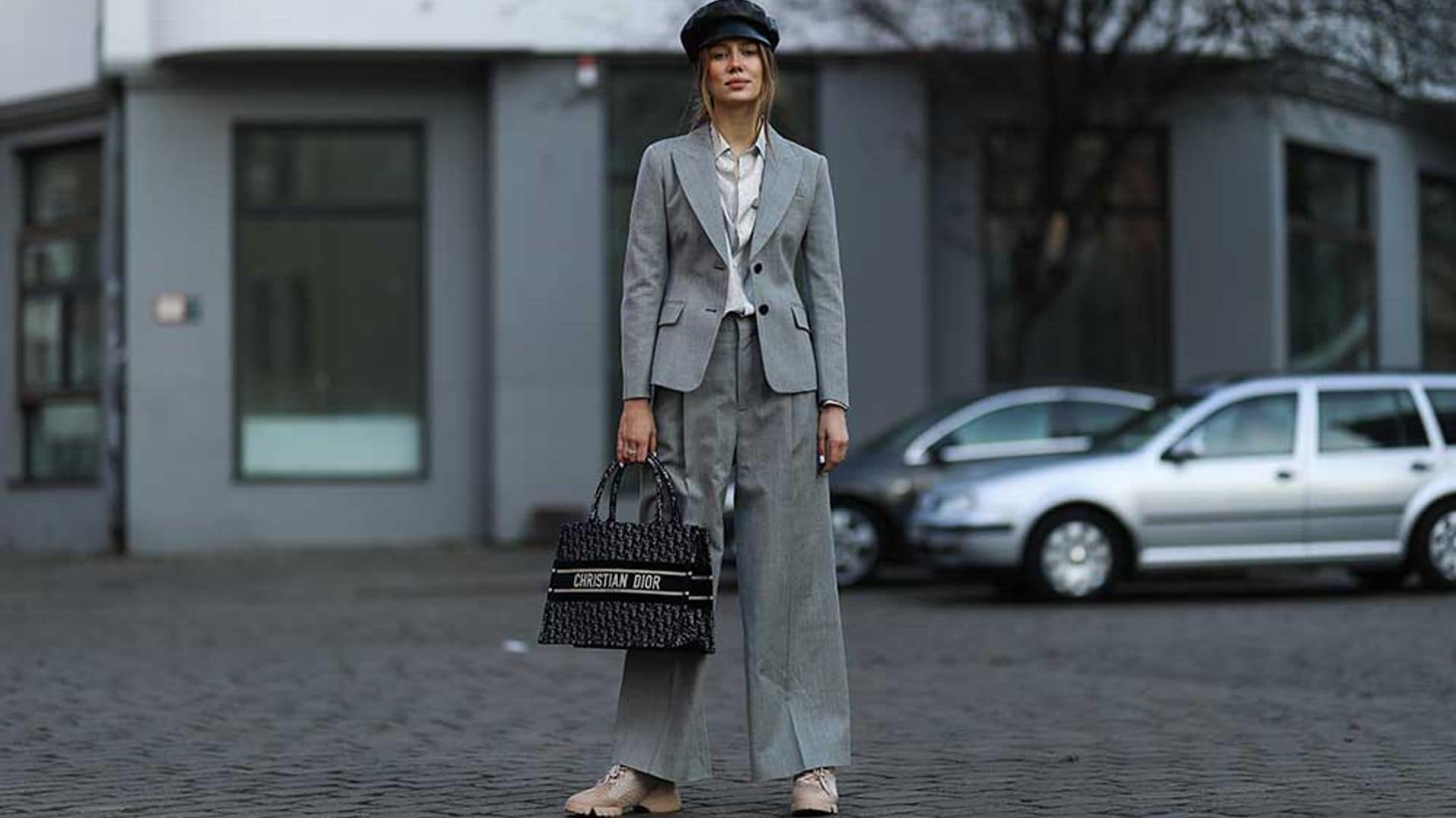 Pantalones chinos, de raya diplomática y otros diseños de vestir que puedes llevar con zapatillas