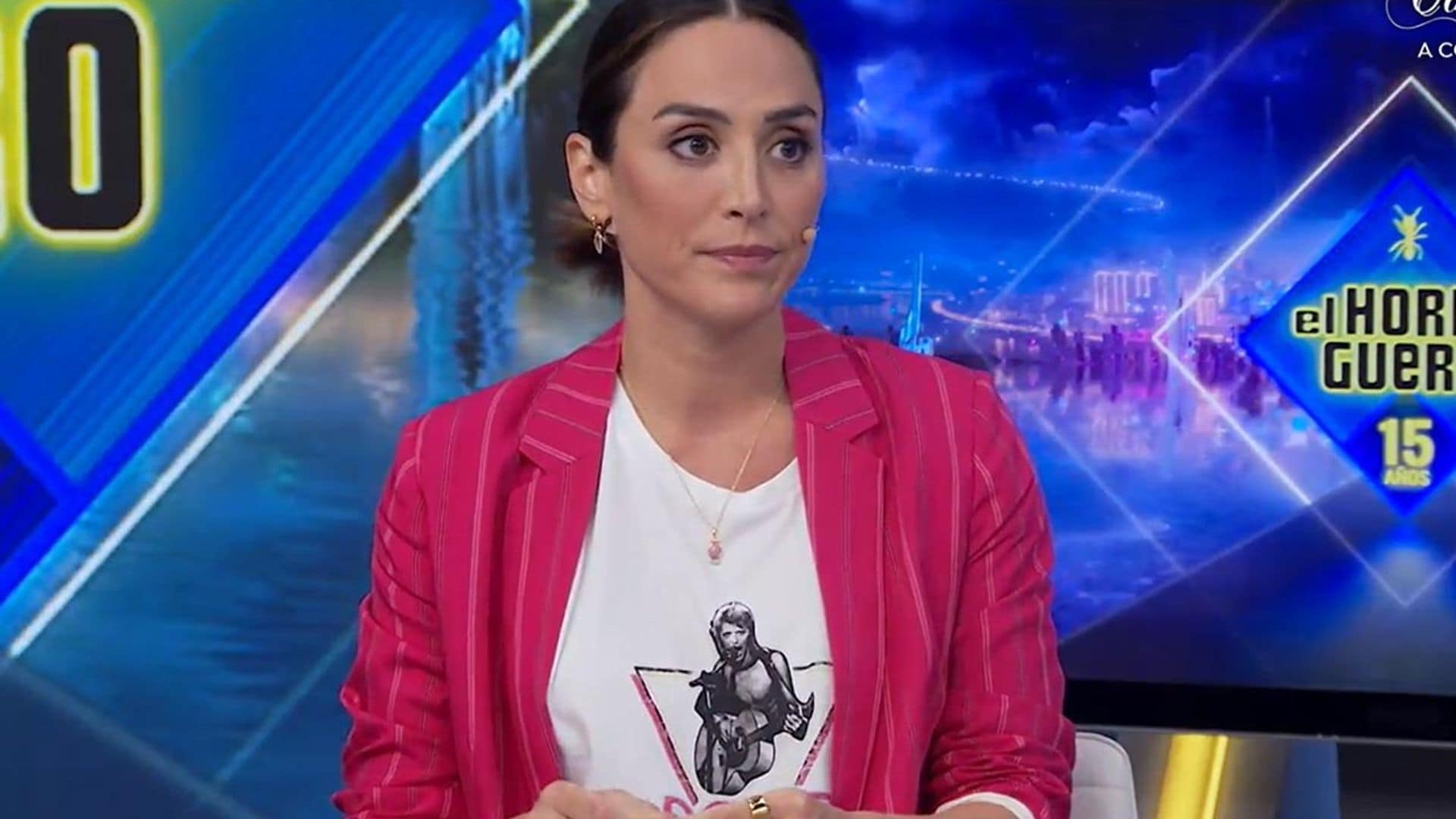 Las claves de Tamara Falcó para modernizar su look: camiseta roquera y tacones de vinilo