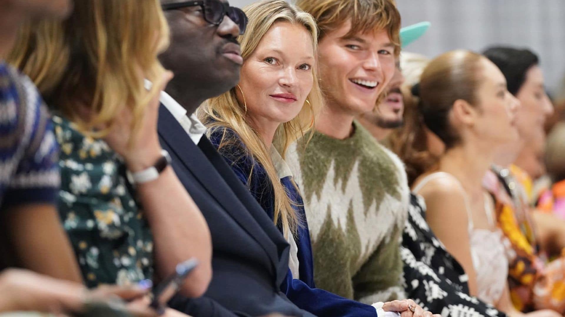 Kate Moss, una orgullosa mamá ante el éxito de su hija, Lila, sobre la pasarela