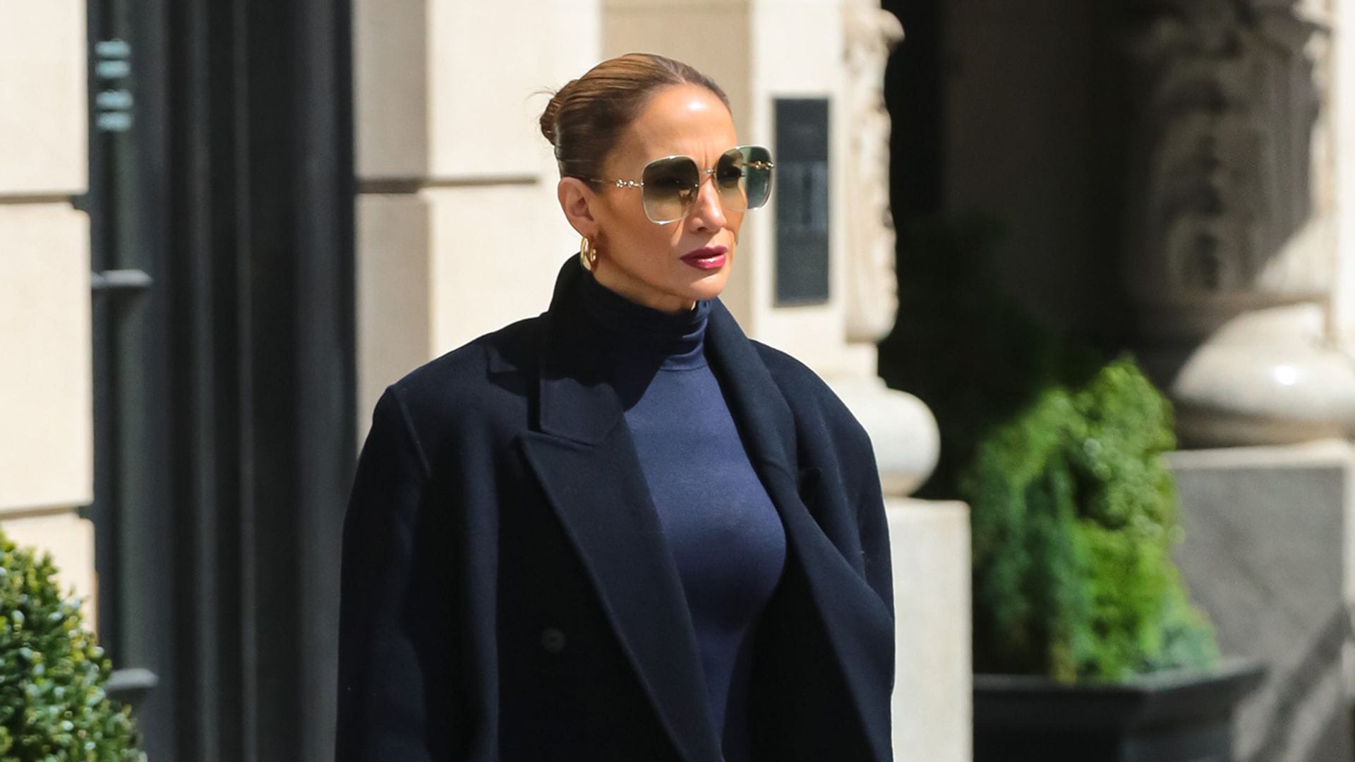 El elegante 'total look' azul de Jennifer Lopez: vaqueros anchos y taconazos para pasear por Nueva York