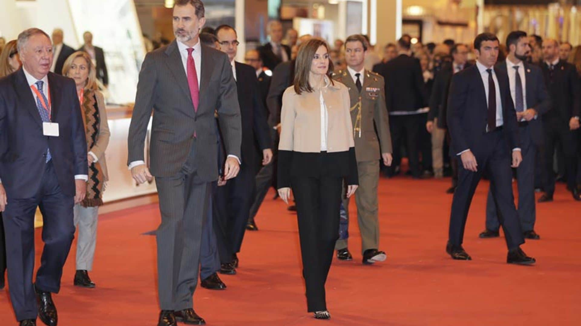 Con tachuelas y tacón midi, el revolucionario calzado de doña Letizia en Fitur