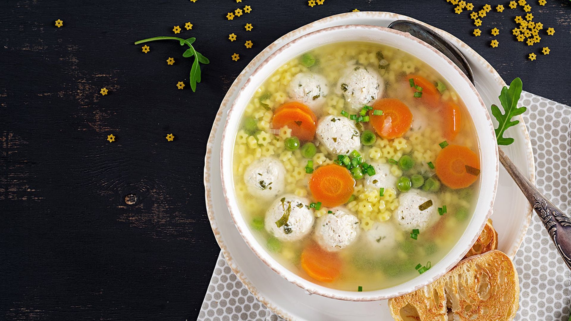 Sopa de estrellitas de pasta con bolitas de pavo