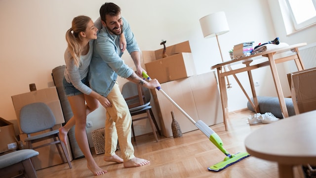 pareja feliz limpiando en casa