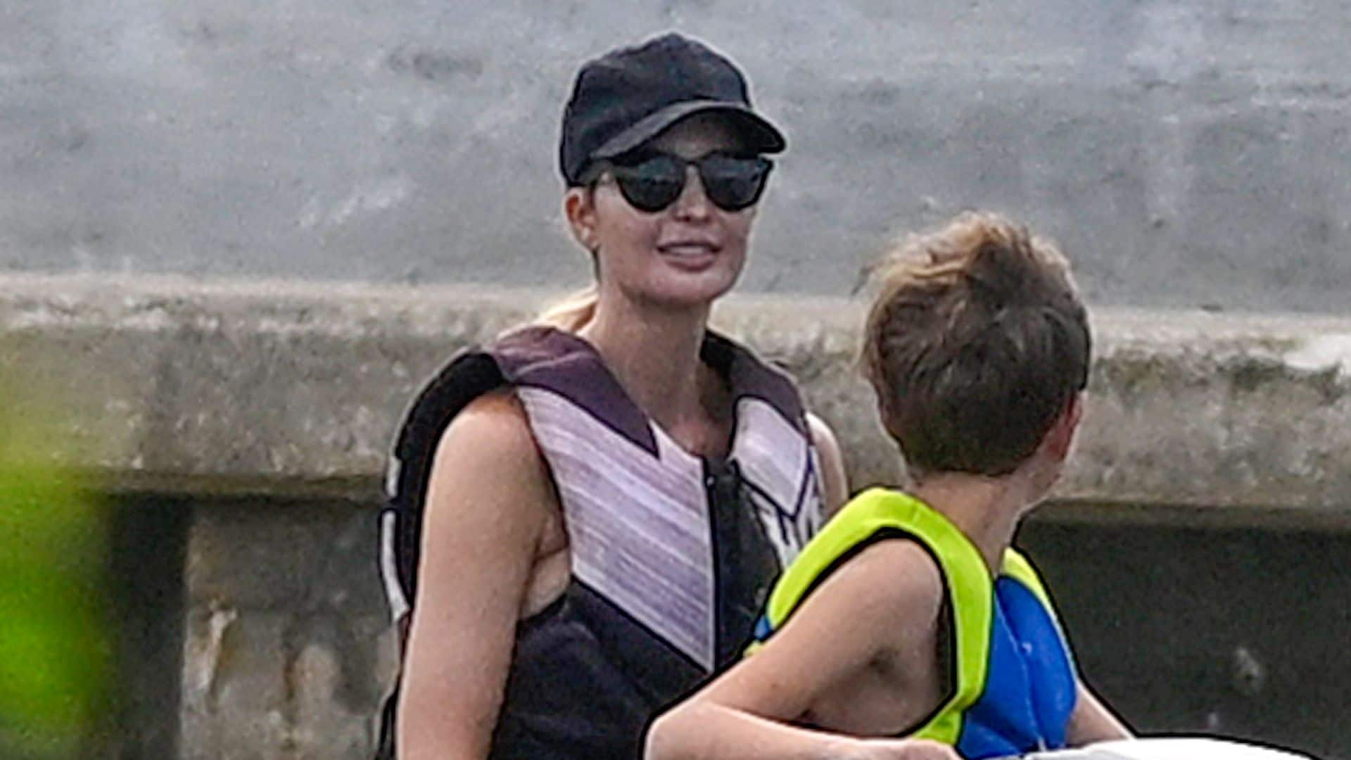 Ivanka Trump y Jared Kushner enseñan a sus hijos a andar en jet ski