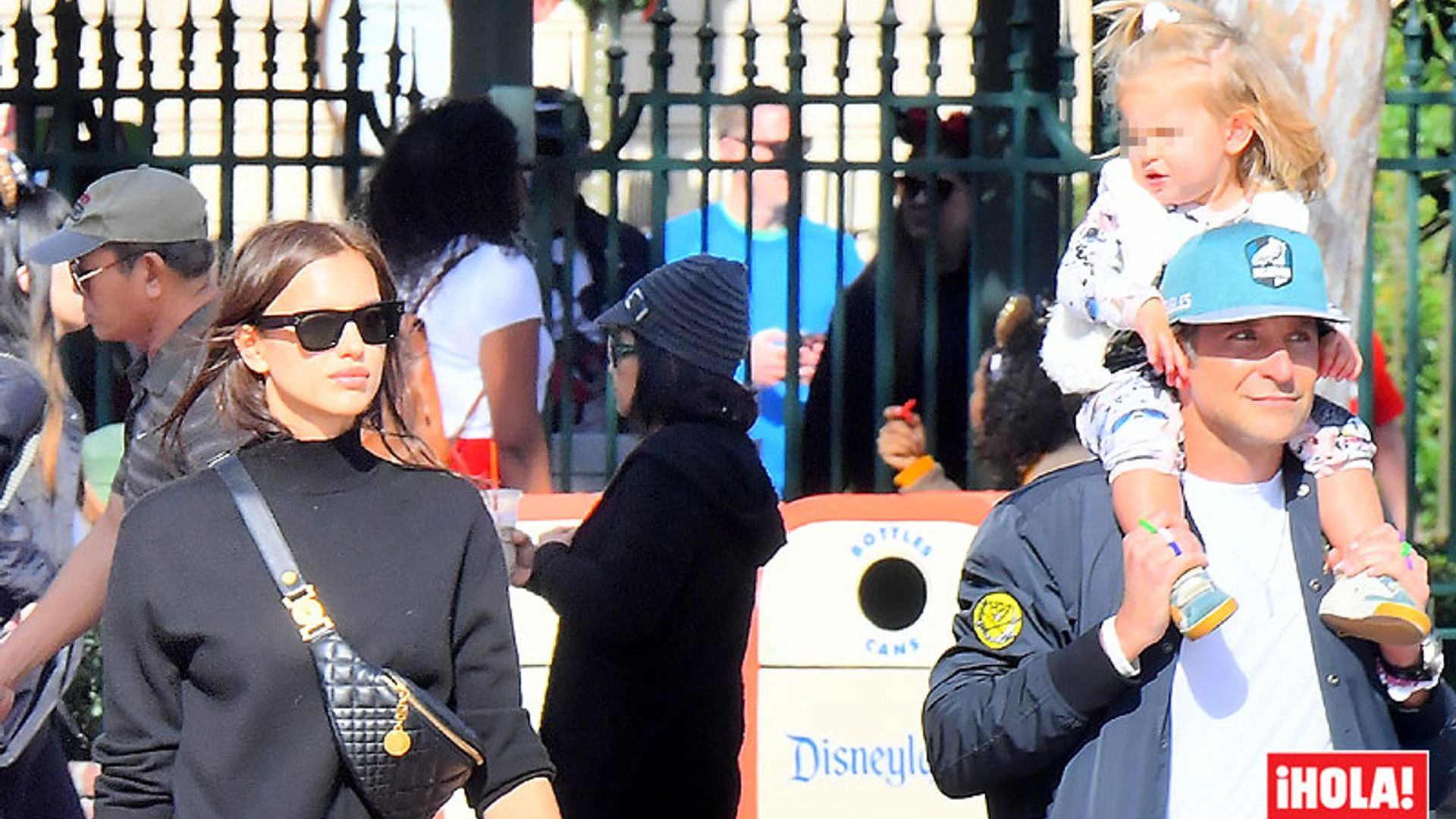 EXCLUSIVA: Bradley Cooper e Irina Shayk, desconexión en Disneyland junto a su hija Lea