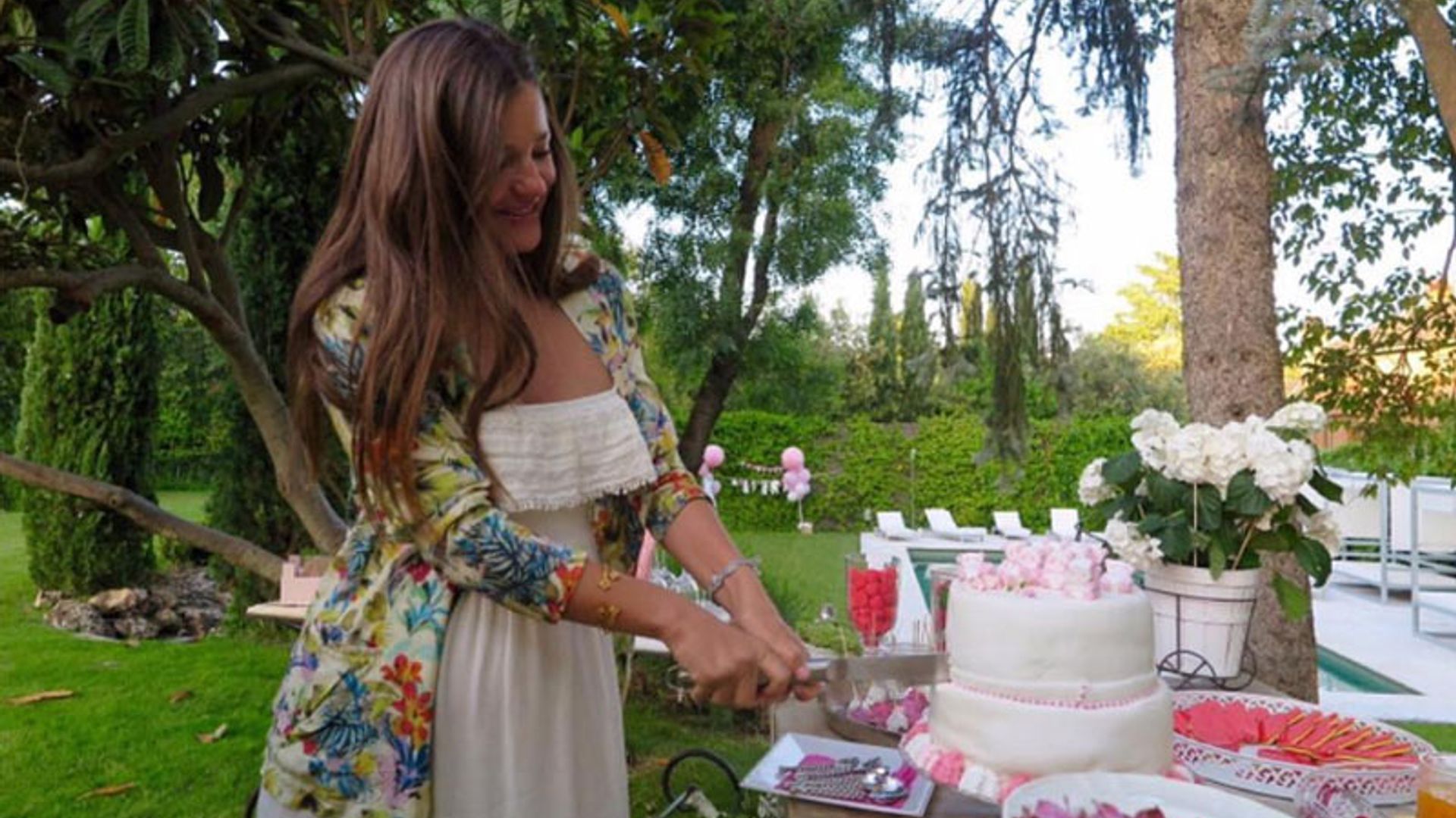 Malena Costa celebra una 'baby shower'... que pudo haber sido una boda