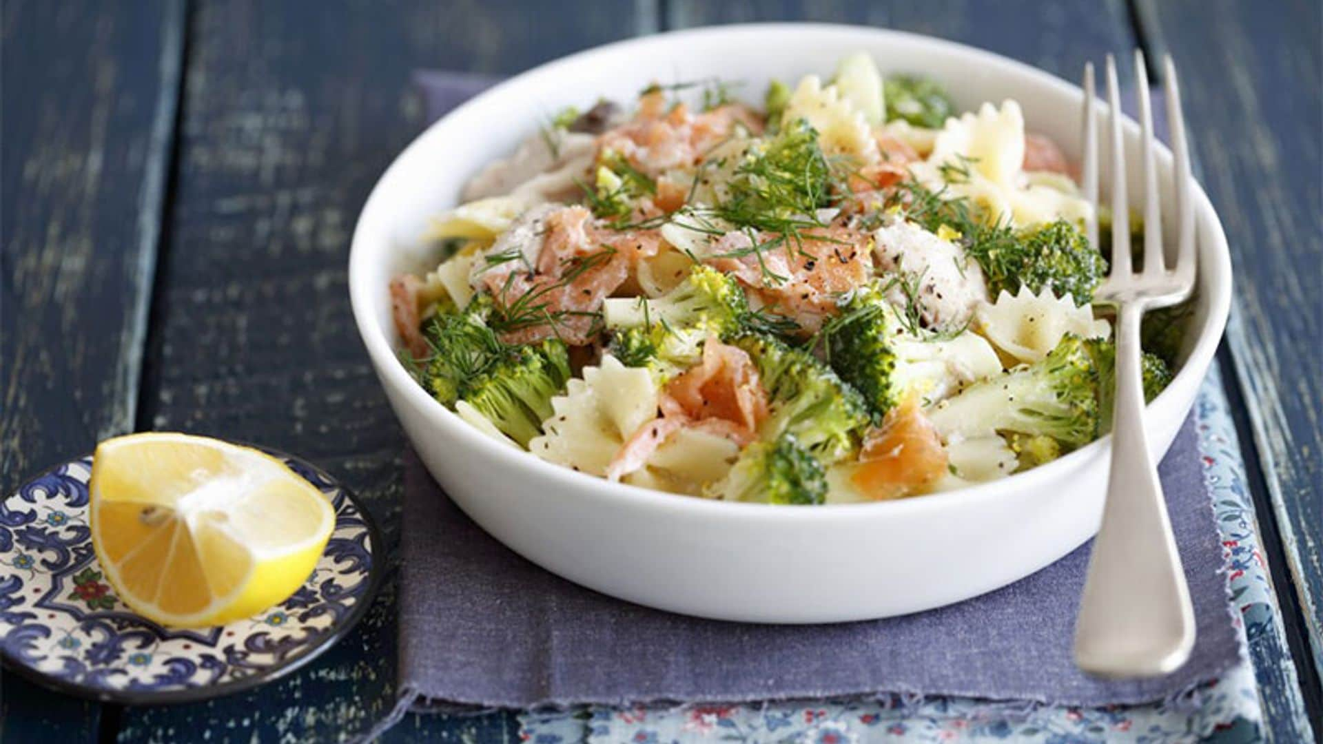 Ensalada de pasta con brócoli y ahumados