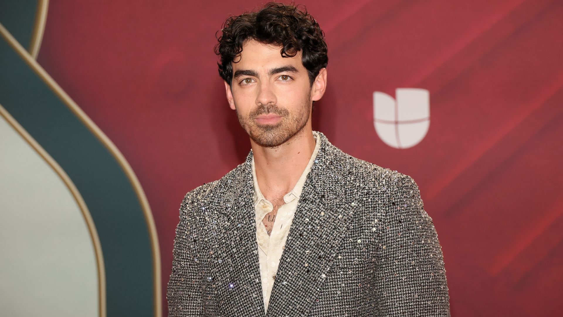 Joe Jonas hace una aparición inesperada en los Latin Grammy luciendo espectacular