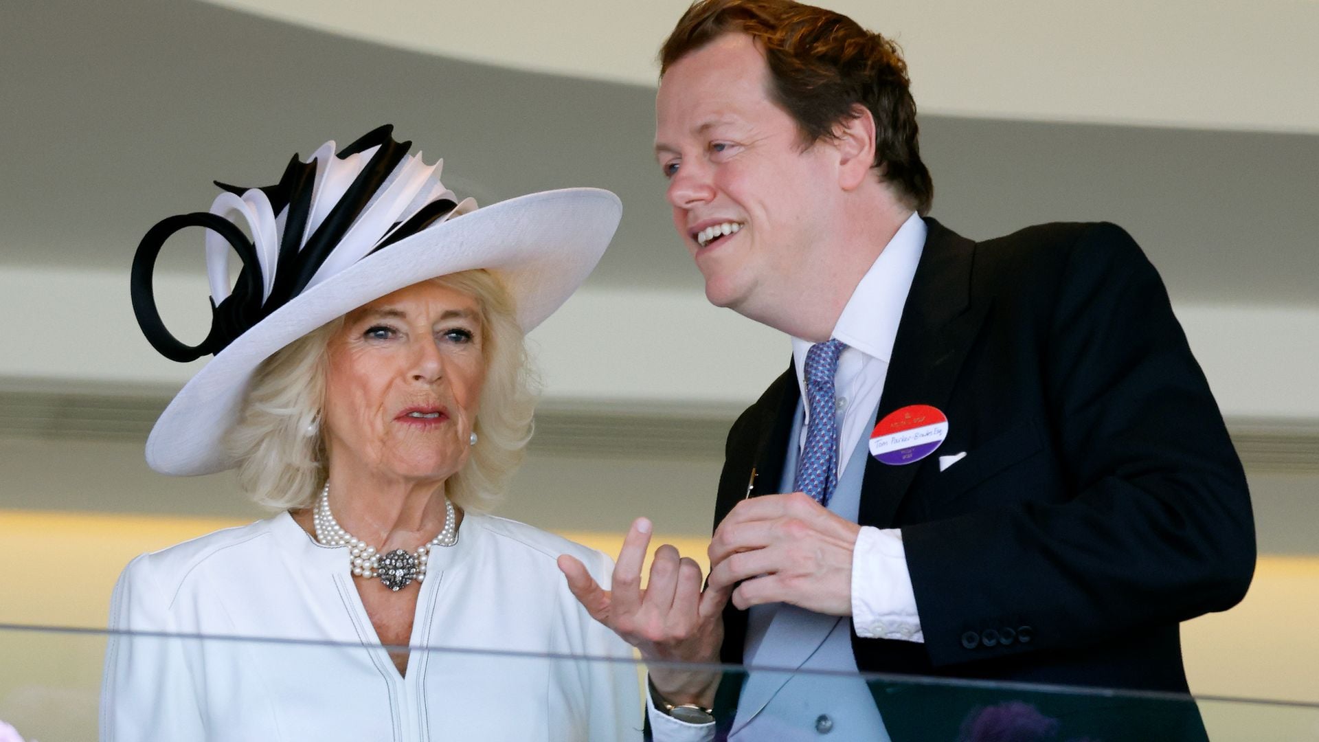 Tom Parker Bowles habla como nunca de su madre, la reina Camilla, y de su relación con Carlos III