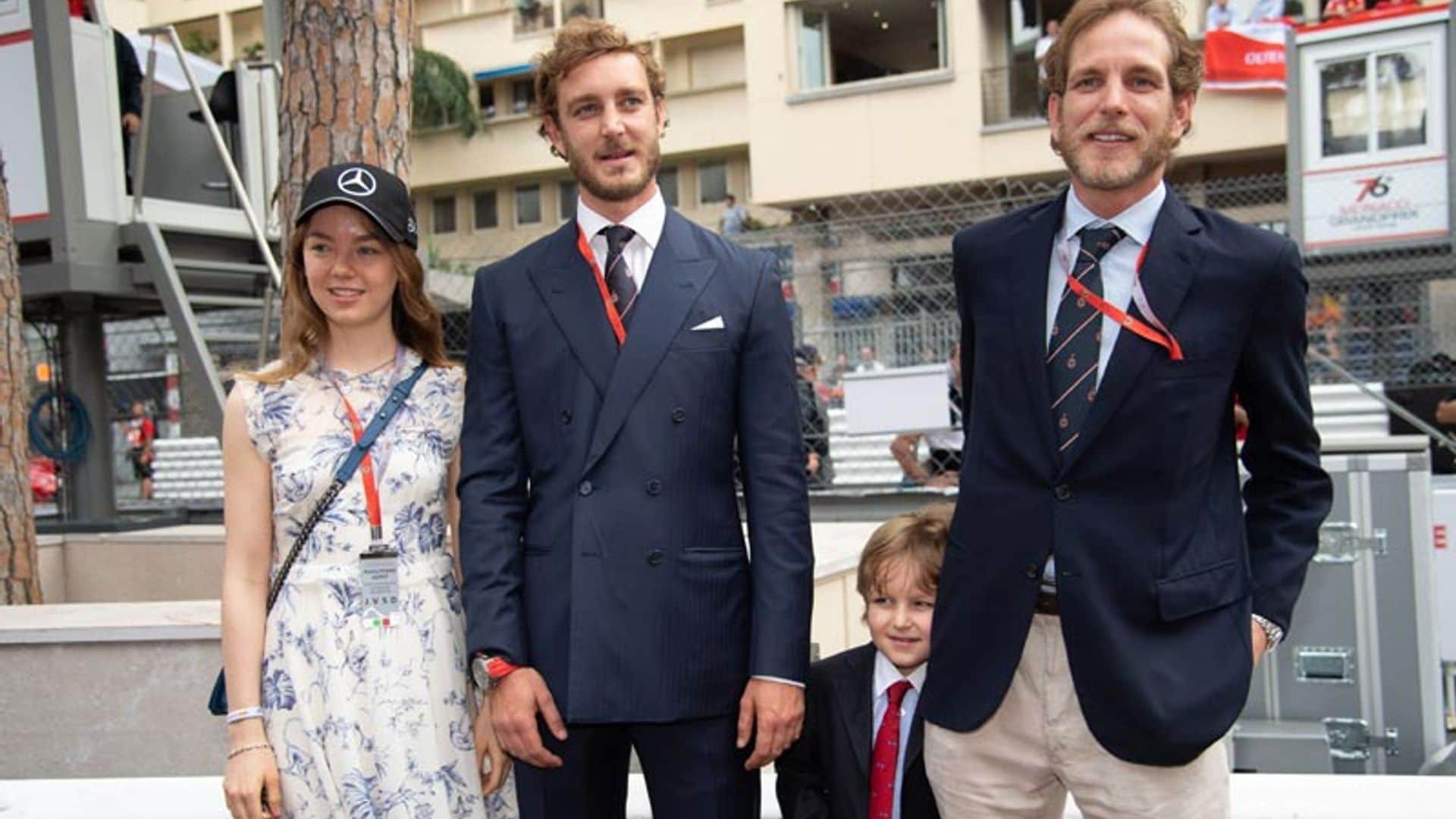 Andrea Casiraghi se lleva a su hijo Sasha a las carreras