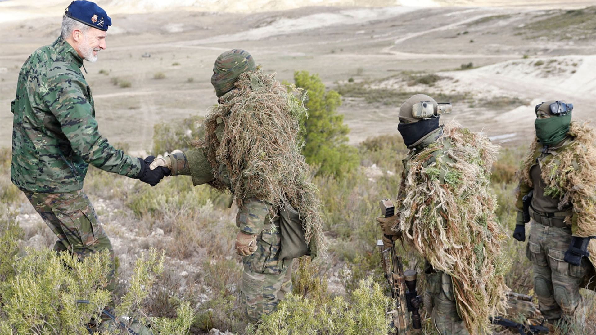 El rey Felipe supervisa unas espectaculares maniobras del Ejército en Zaragoza