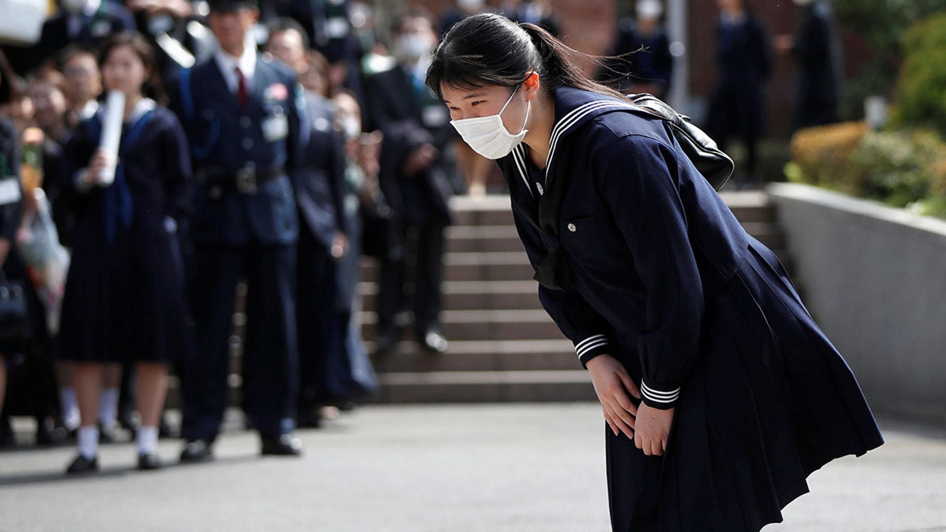 Con mascarilla y sin sus padres: la atípica ceremonia de graduación de Aiko de Japón