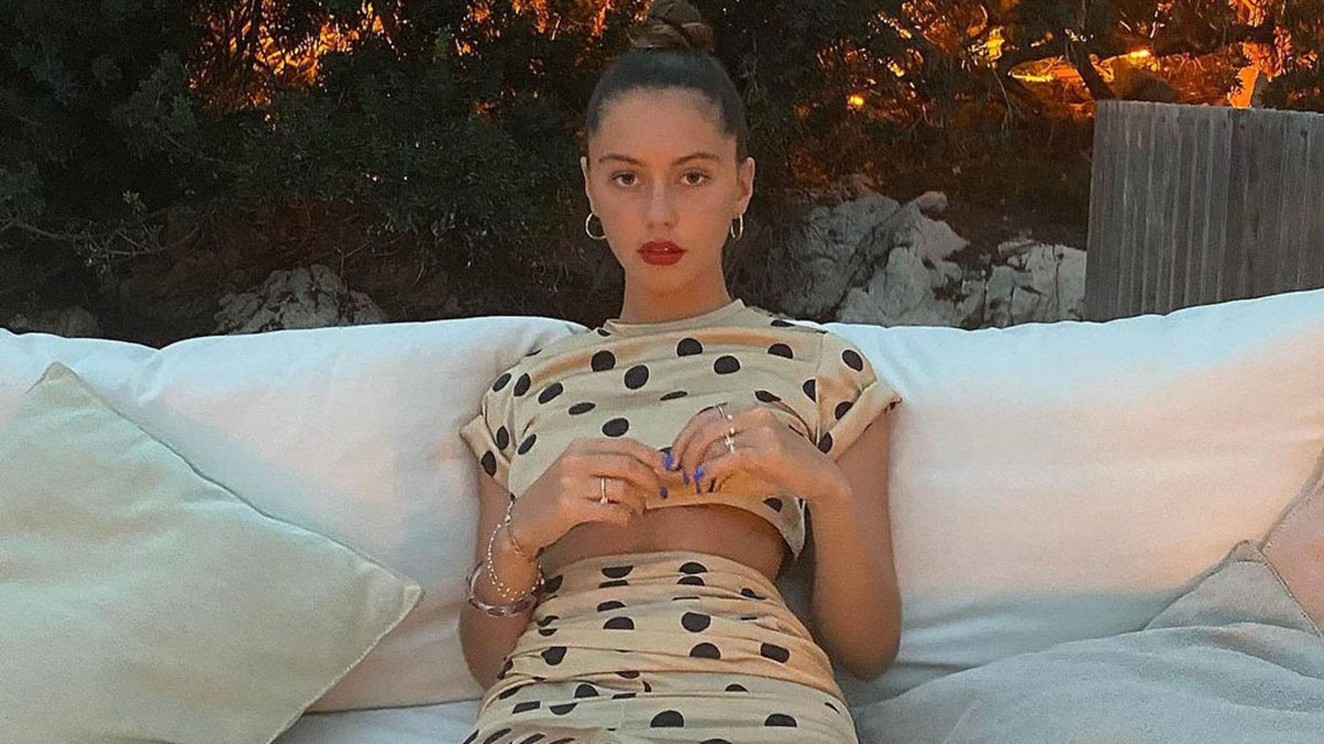 Iris Law también se rinde al estampado español más visto sobre la pasarela