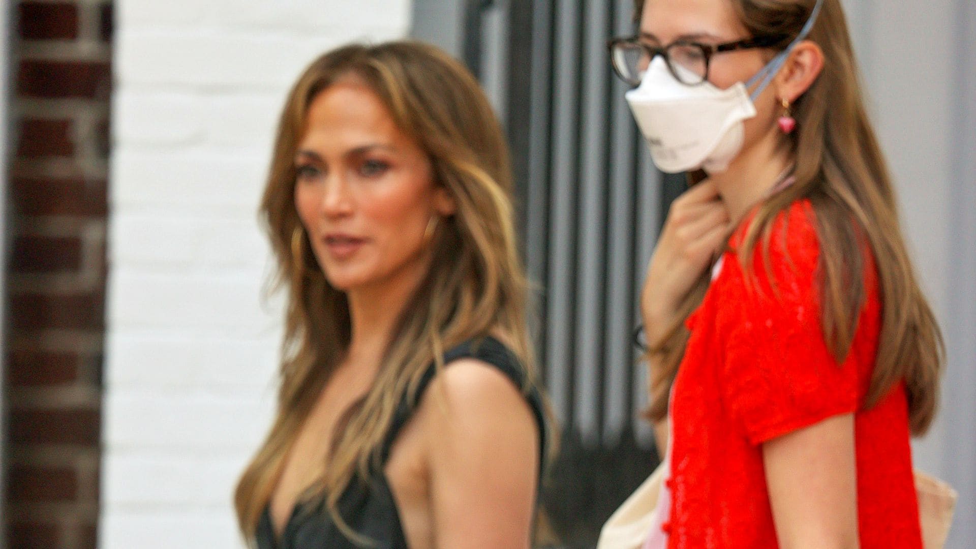 Jennifer Lopez y su hijastra, Violet Affleck, caminan abrazadas en un tranquilo paseo por los Hamptons