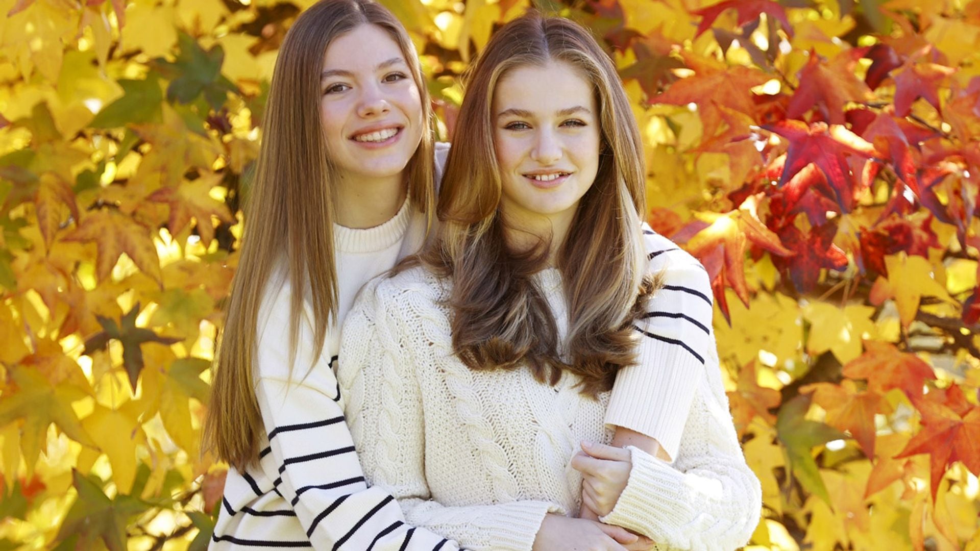 Los significativos looks de Leonor y Sofía en el retrato navideño