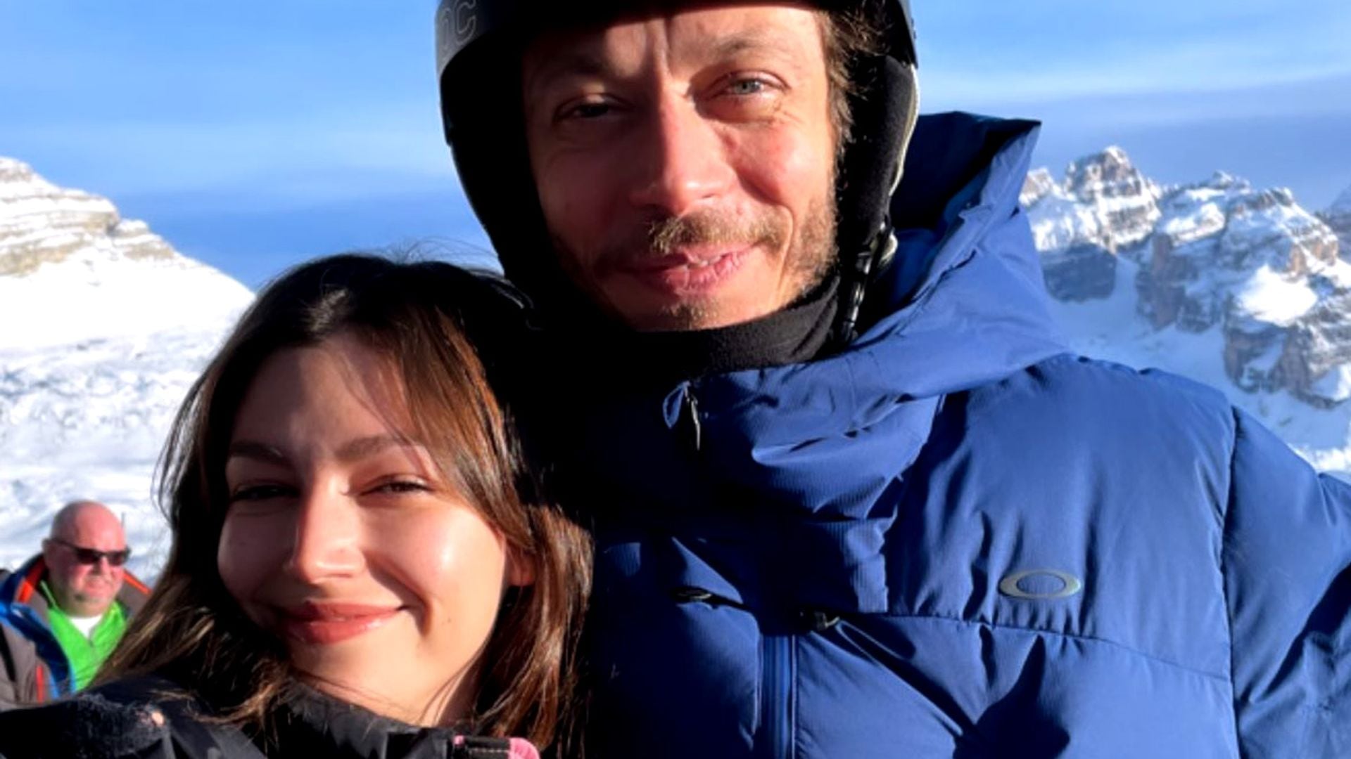 El inesperado encuentro de Úrsula Corberó y Chino Darín en la montaña... ¡con Valentino Rossi!