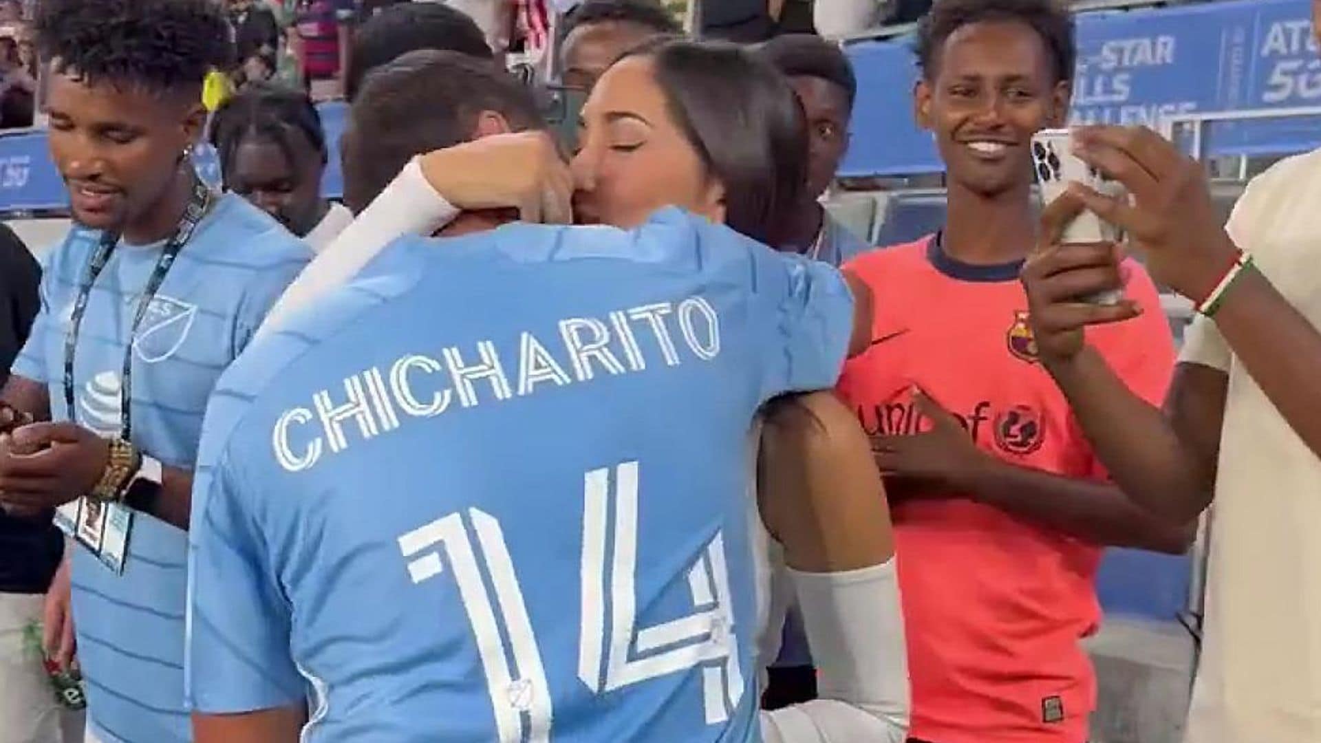 Javier ‘Chicharito’ Hernández y su novia protagonizan apasionado beso en la cancha