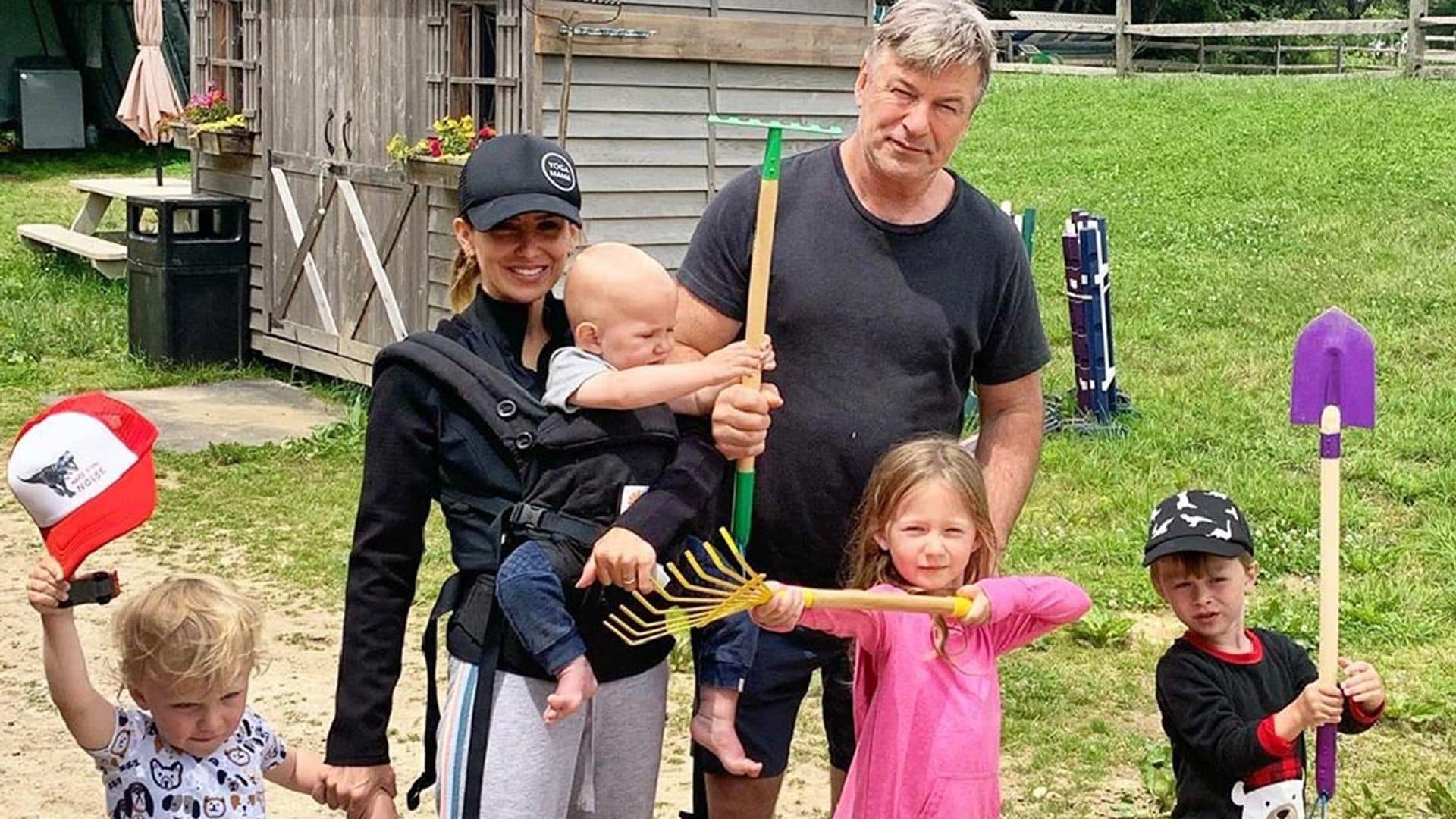 ¡Es una niña! Alec e Hilaria Baldwin anuncian a sus hijos que van a tener una hermana de la forma más dulce