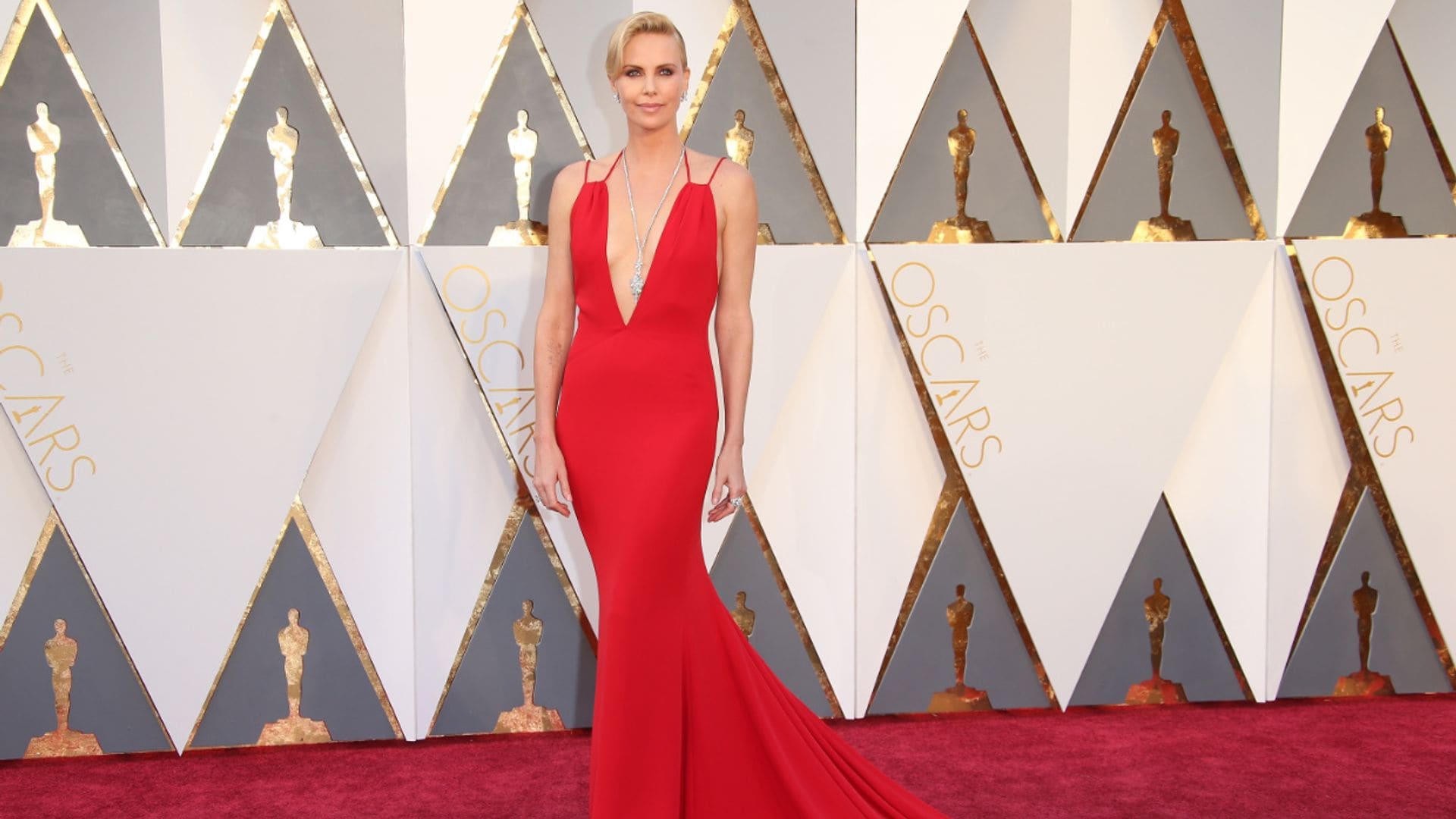 Metalizados, tul y lentejuelas: analizamos el estilazo de Charlize Theron