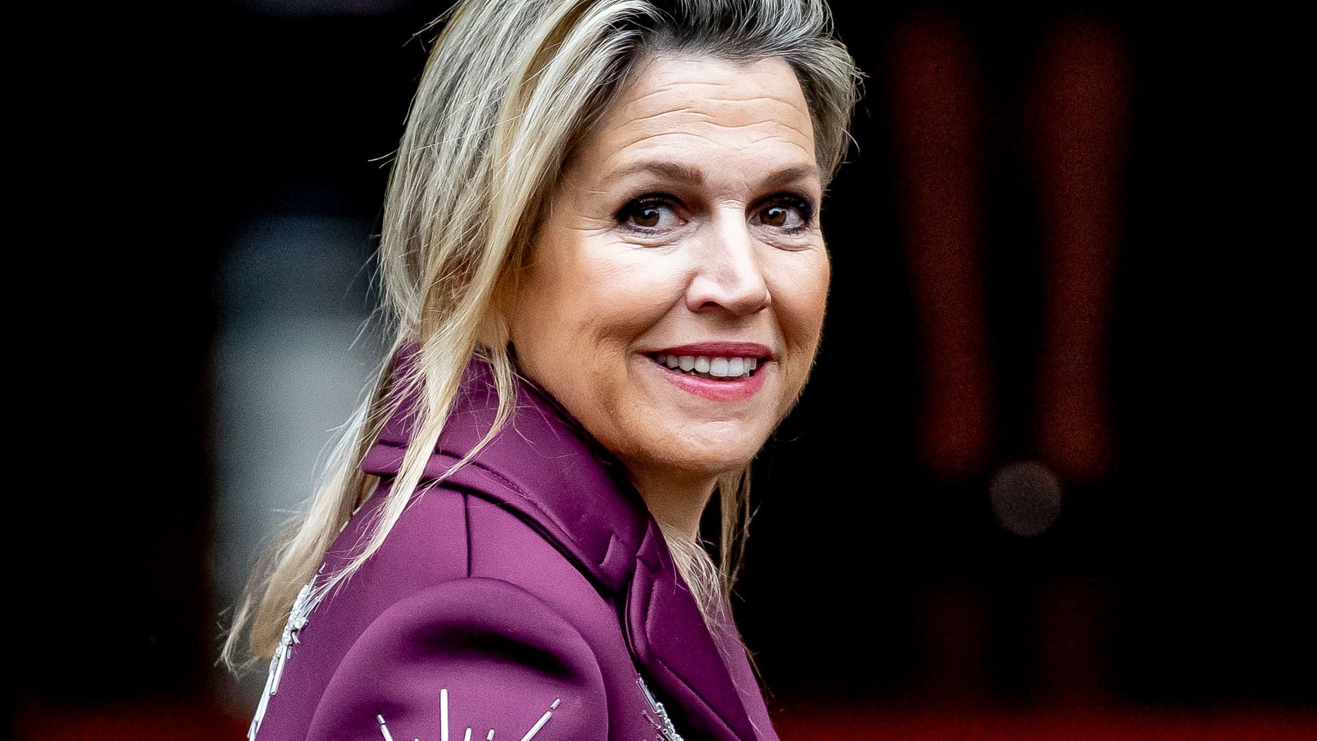 La innovación de la reina Máxima, en sus primeros looks de 2025: blusa 'retro' y abrigo 'explosivo'