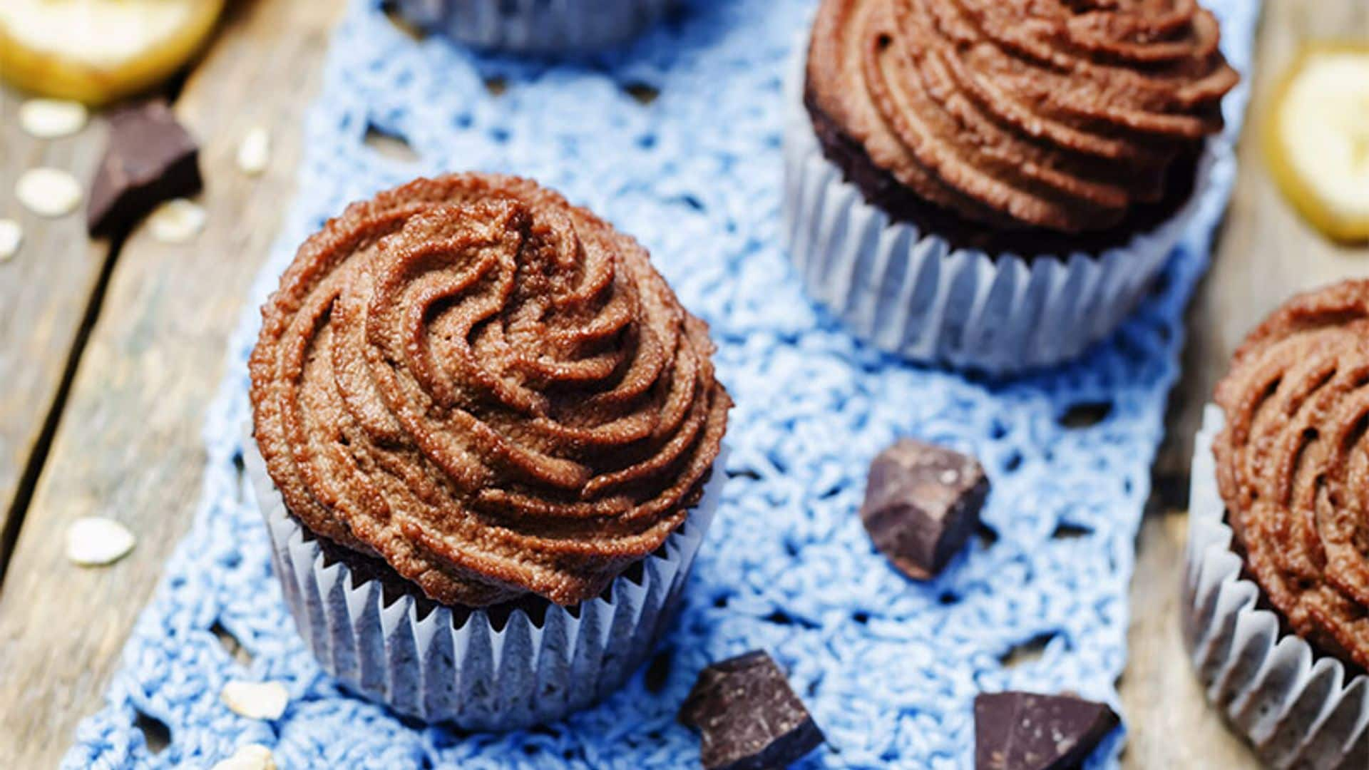 'Cupcakes' de plátano con 'frosting' de anacardos y chocolate