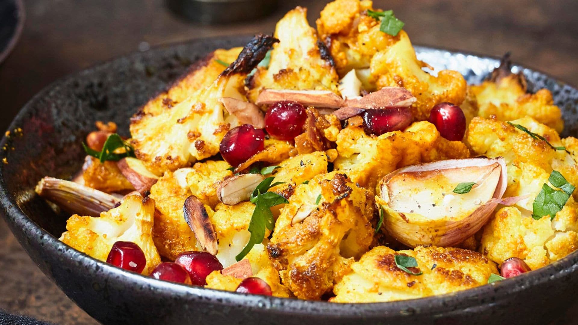 Coliflor asada con ajos, almendras y granada