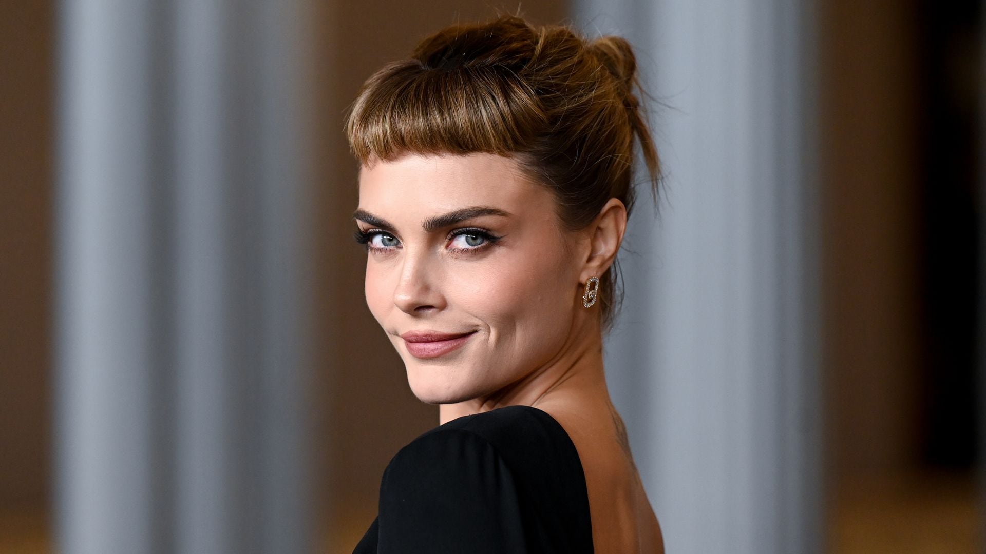 Cara Delevingne sorprende con un microflequillo inspirado en Audrey Hepburn