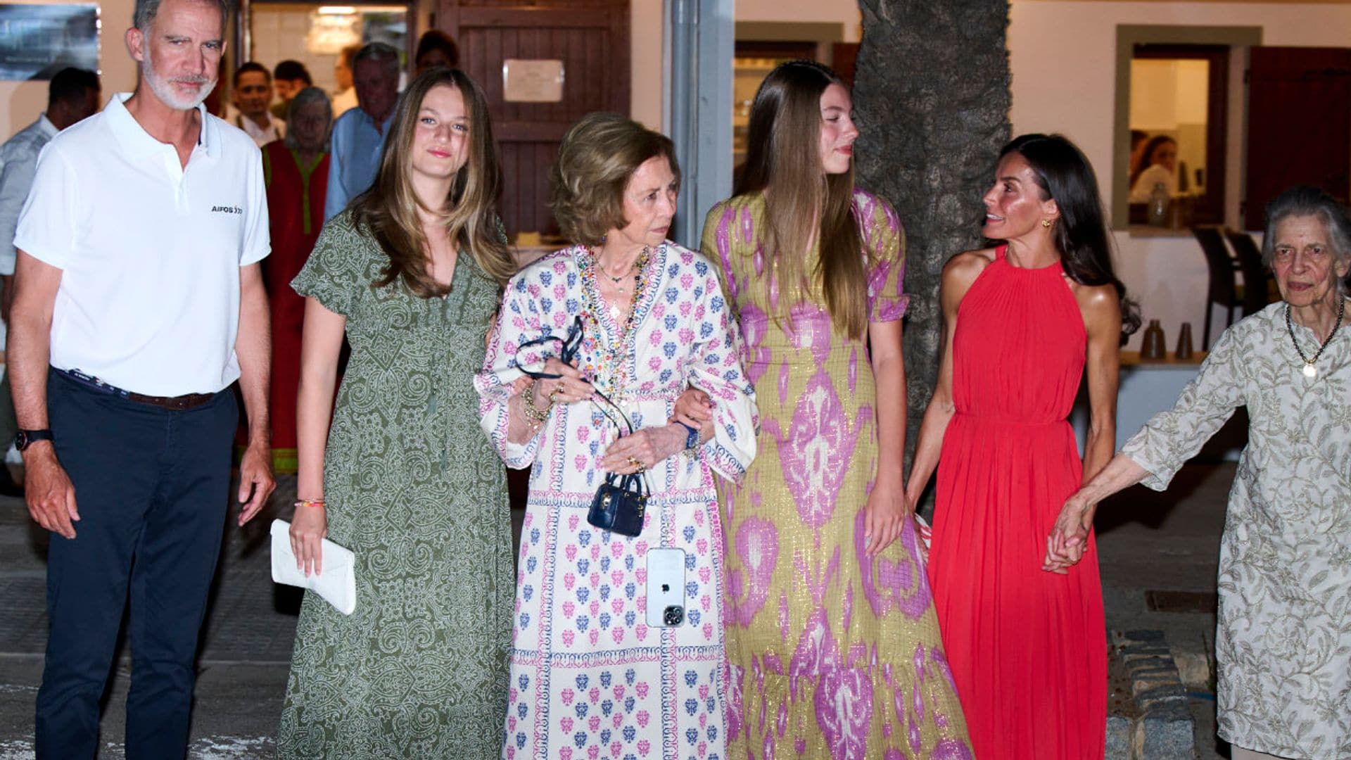 Los Reyes y sus hijas disfrutan de una cena familiar junto a doña Sofía y su hermana la princesa Irene