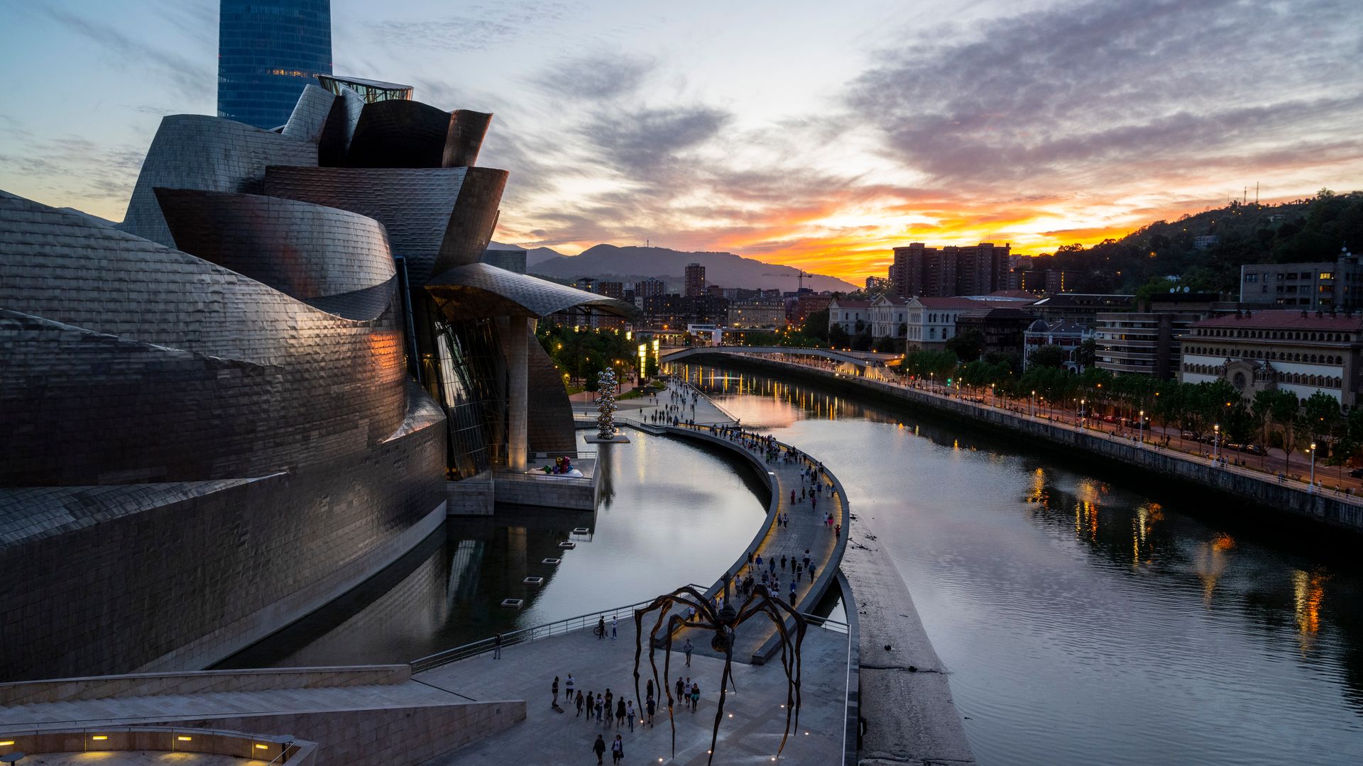 Museo Guggenheim de Bilbao al atardecer