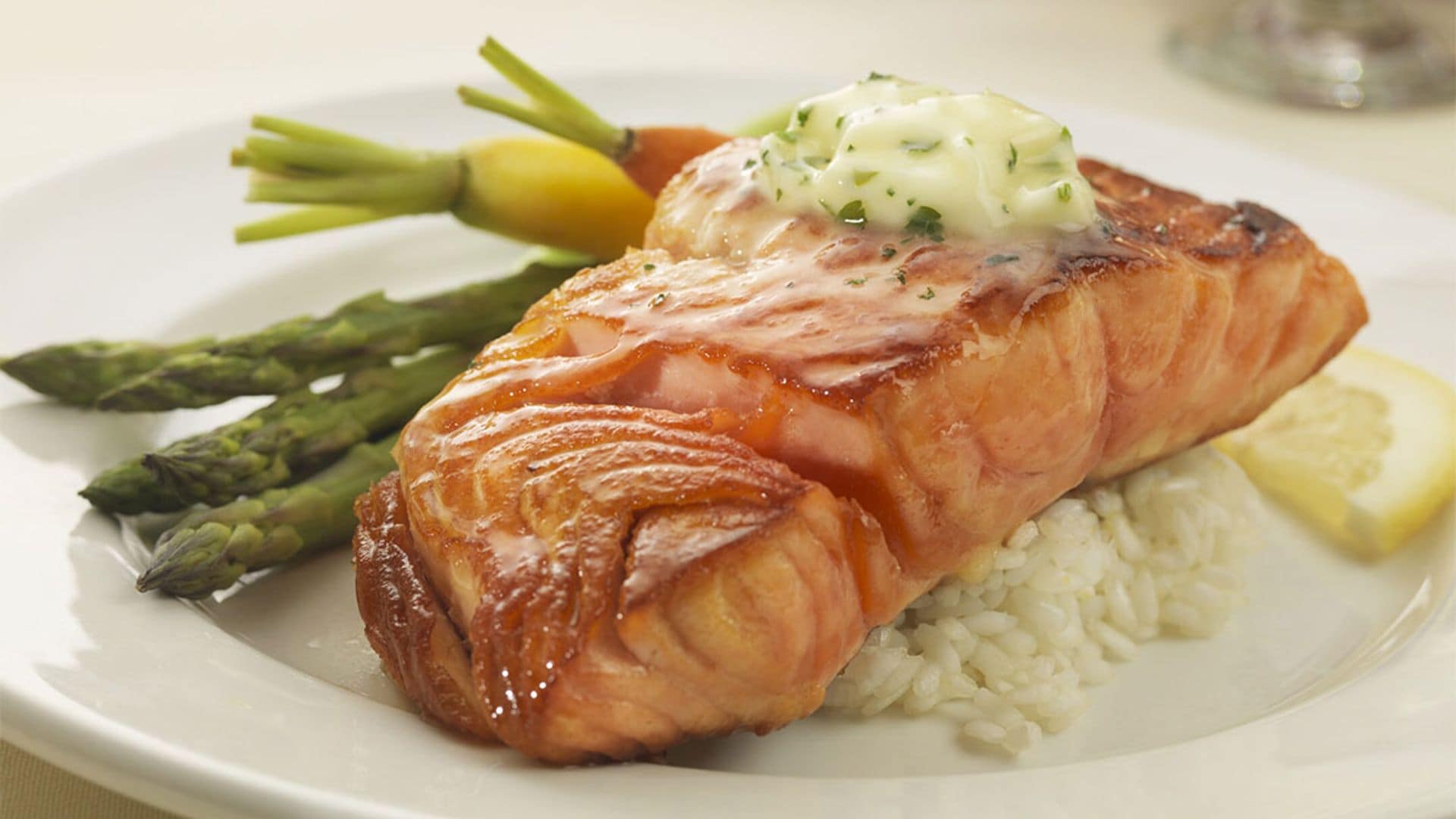 Salmón glaseado con arroz, verduras y mantequilla de hierbas