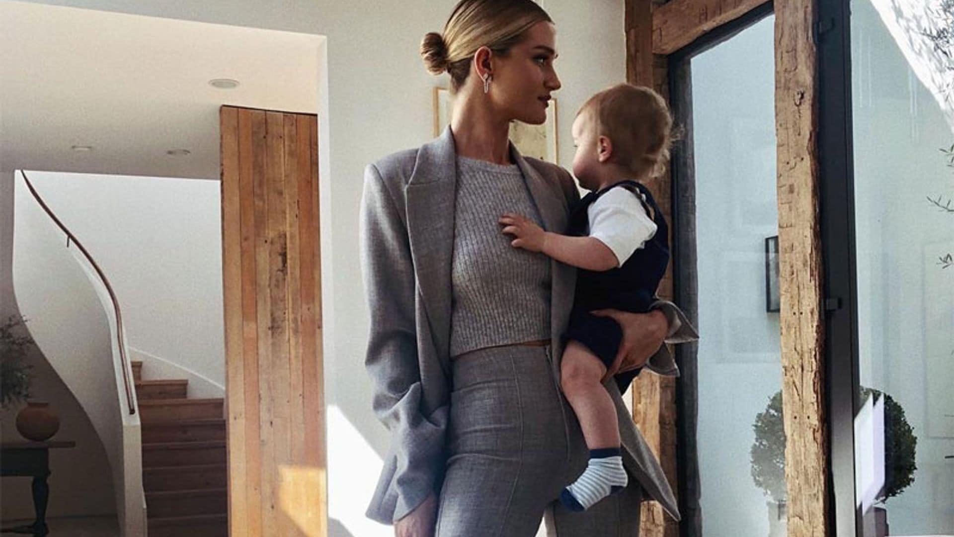 Rosie Huntington-Whiteley en 12 looks impecables para mamás en forma