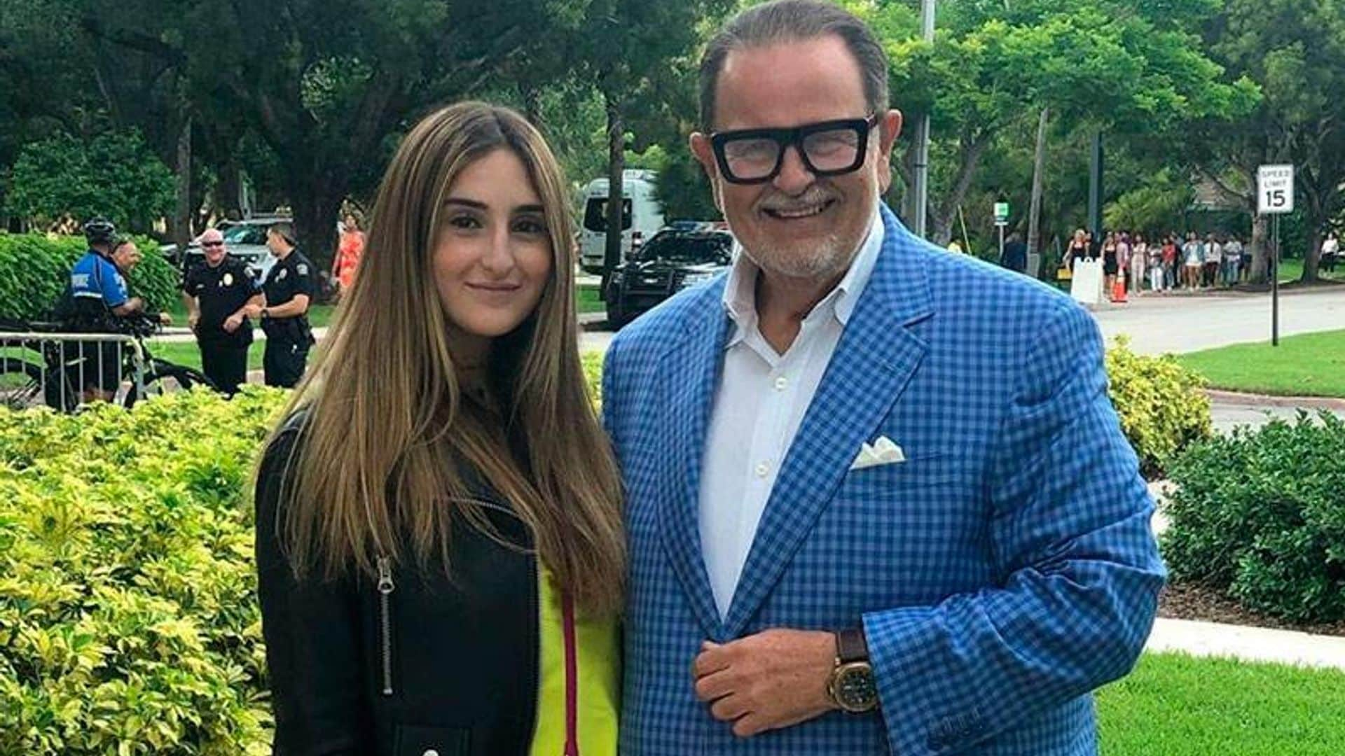 Raúl de Molina, molesto con su hija por su descuido al viajar en avión