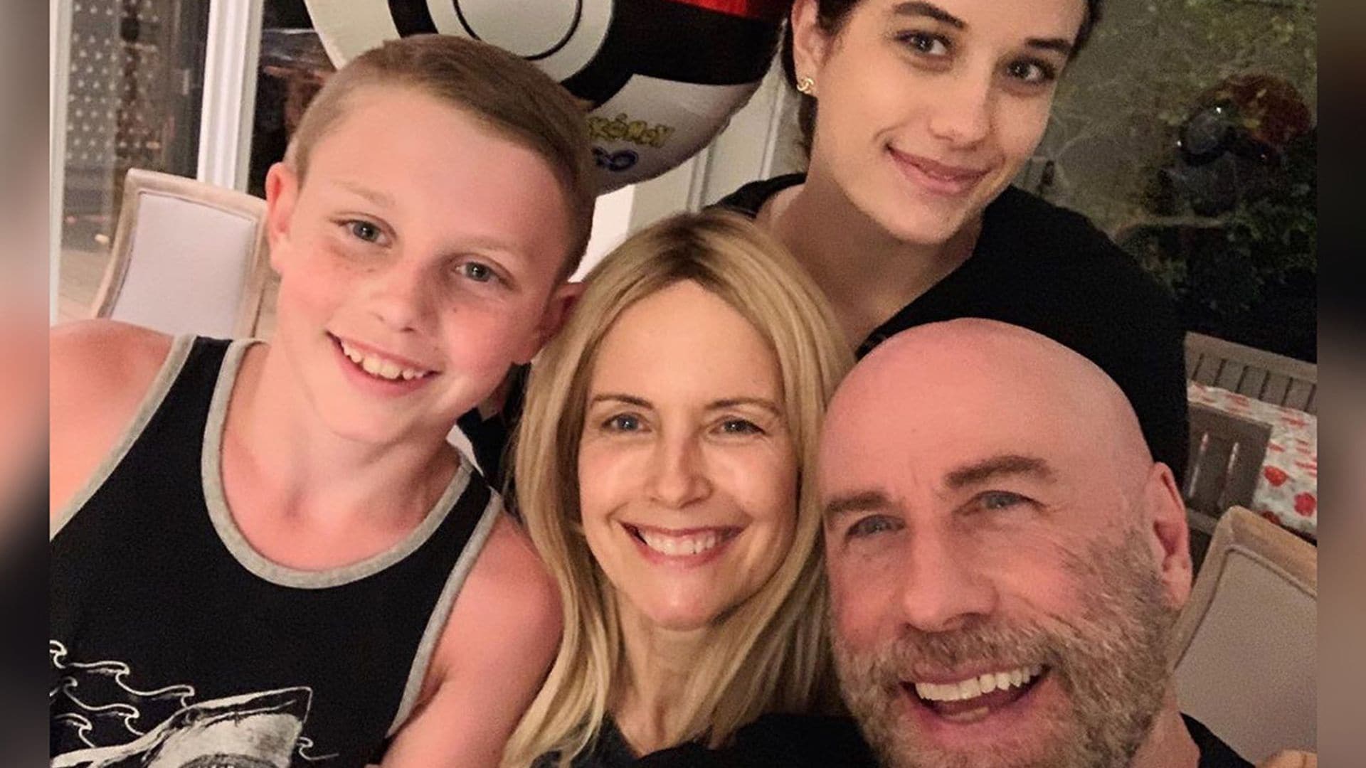 John Travolta comparte un vídeo familiar con sus hijos en sus primeras navidades sin Kelly Preston