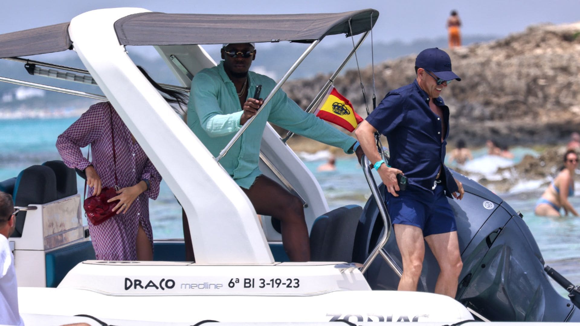 Las imágenes de un exultante Usain Bolt en las playas de Ibiza ¡con chapuzón incluido!