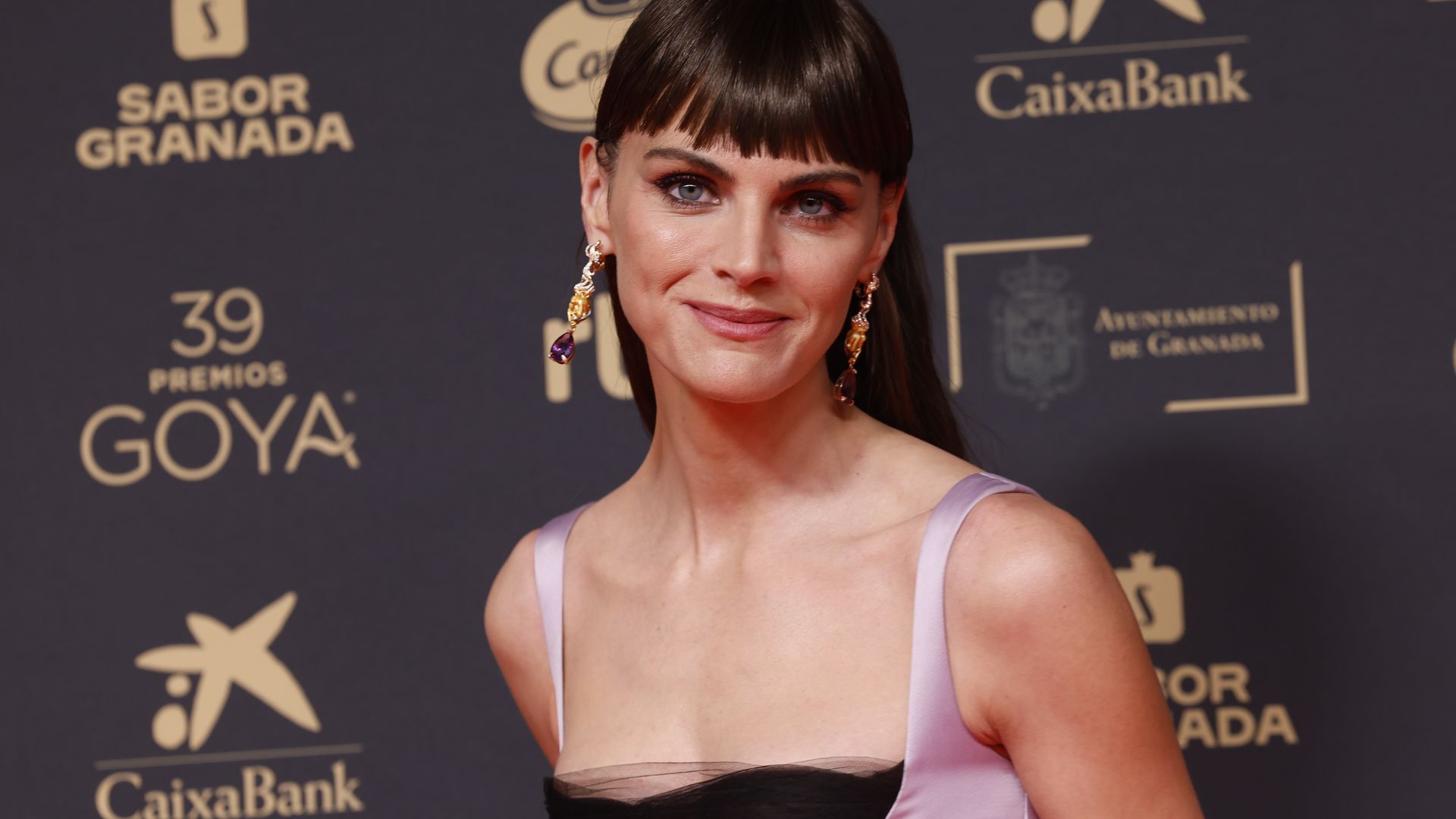 Amaia Salamanca sorprende con un vestido 'midi' y ¡nuevo look!