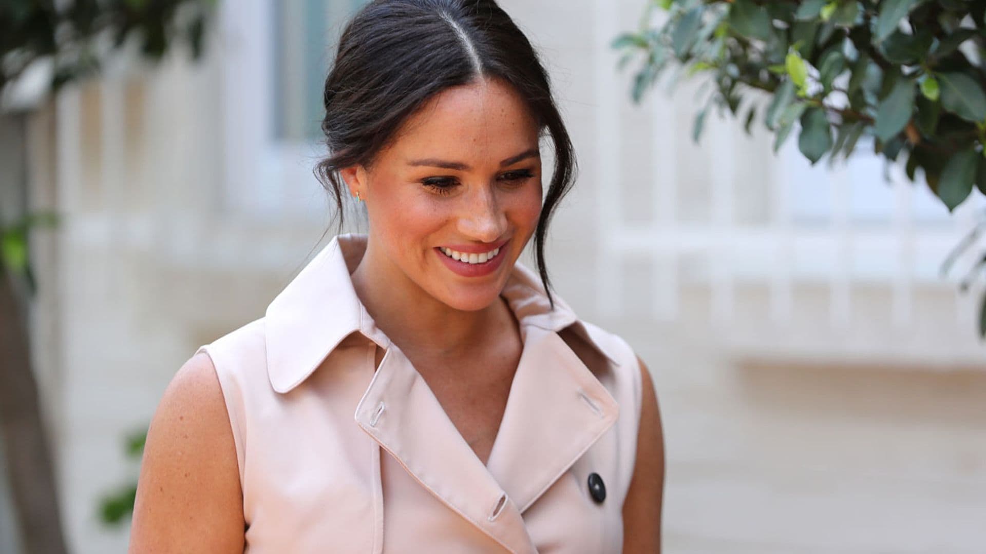 Desde África, todos los looks de Meghan Markle en su primer viaje oficial como mamá