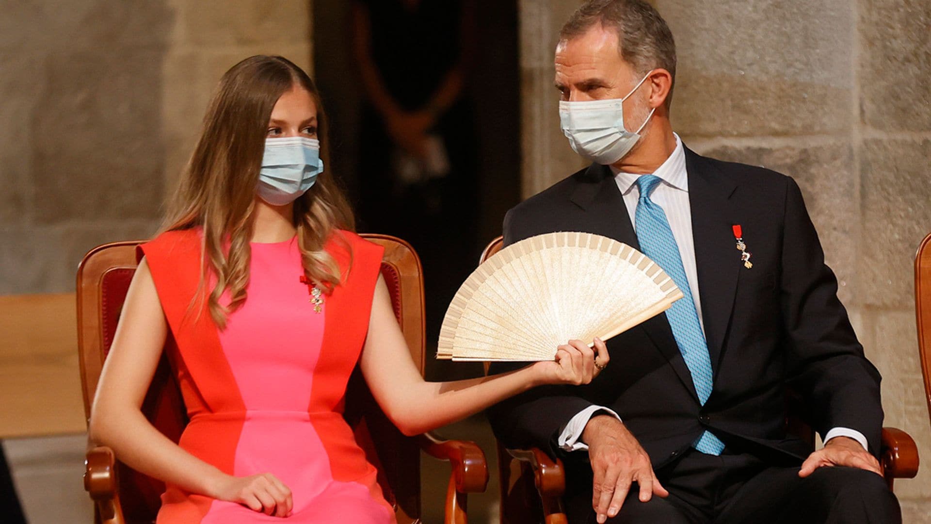 El simpático gesto de la princesa Leonor con su abanico aliviando el calor al Rey