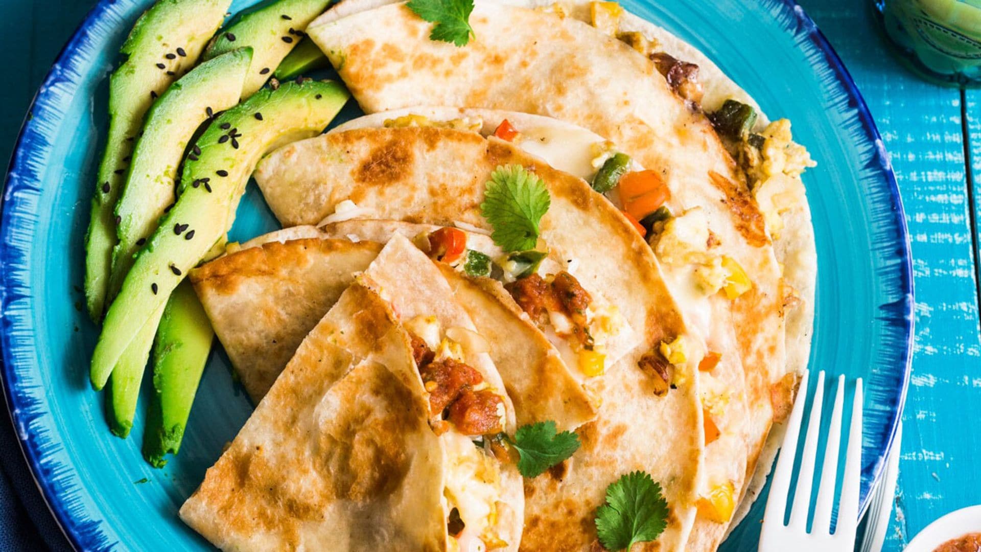 Quesadillas de huevos revueltos, aguacate y tomate