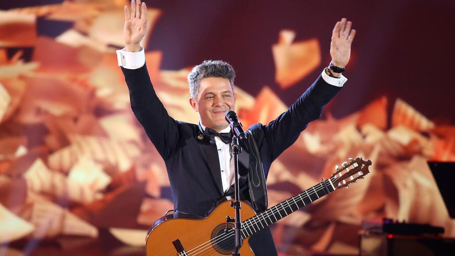 Alejandro Sanz vuelve a cantar al amor... ¡y no regresa solo!