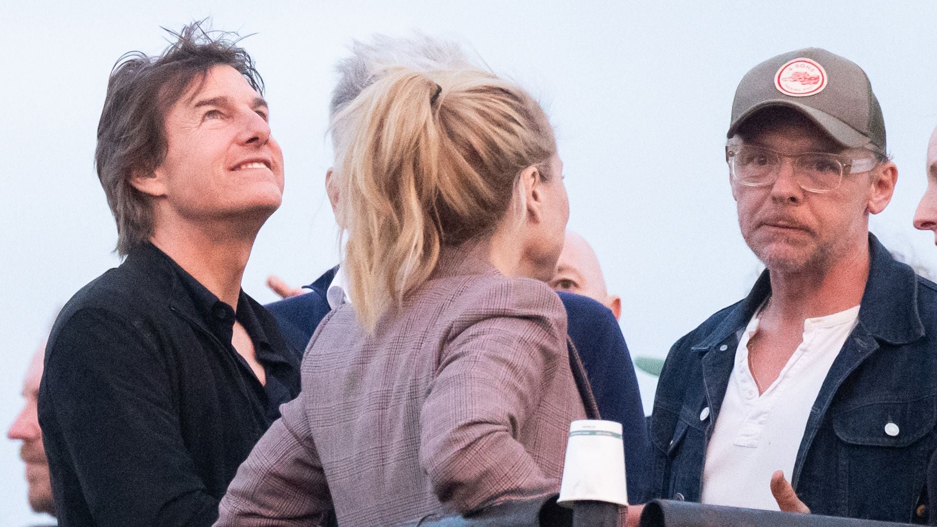 Tom Cruise con Simon Pegg y Gillian Anderson en el concierto de Coldplay en el  Festival de Glastonbury el 29 de junio de 2024