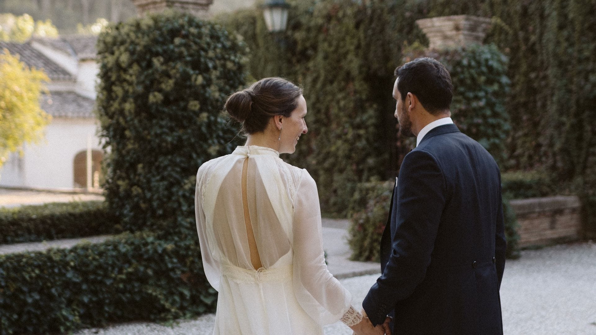 María, la novia que se casó en Granada con un vestido romántico y desmontable