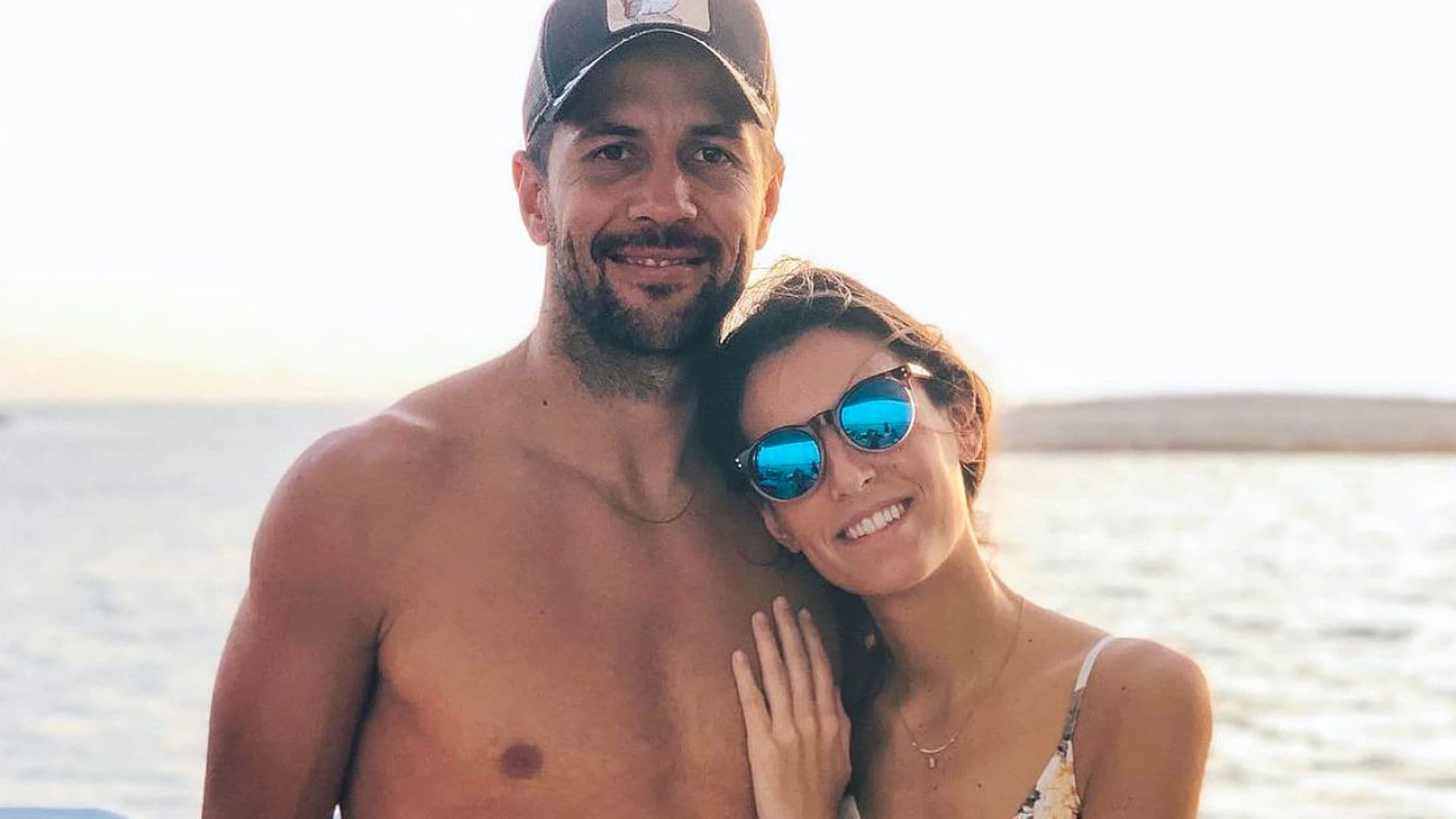 Los días en el paraíso de Ana Boyer y Fernando Verdasco entre playas de arena blanca