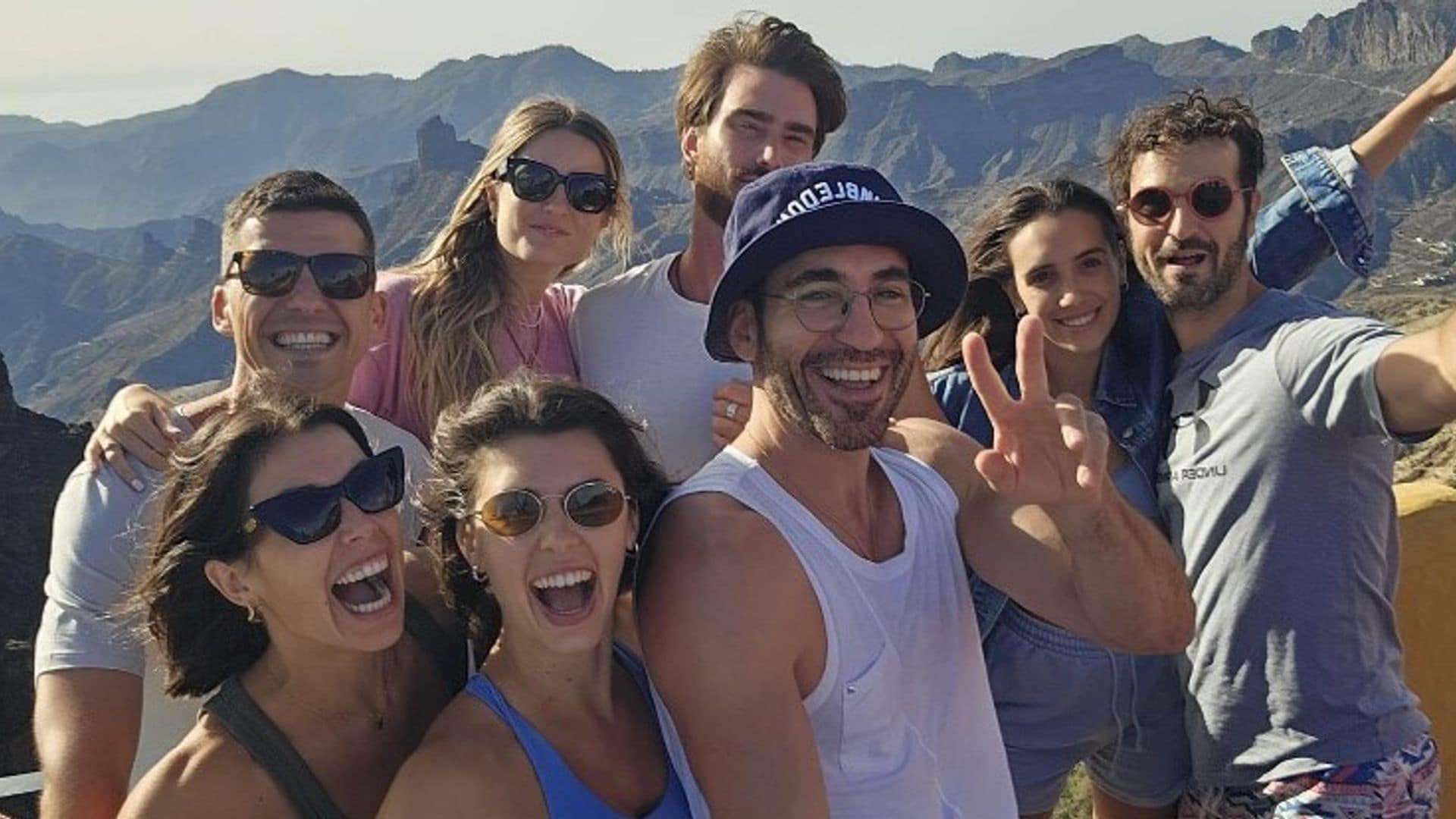 Miguel Ángel Silvestre junto a sus amigos