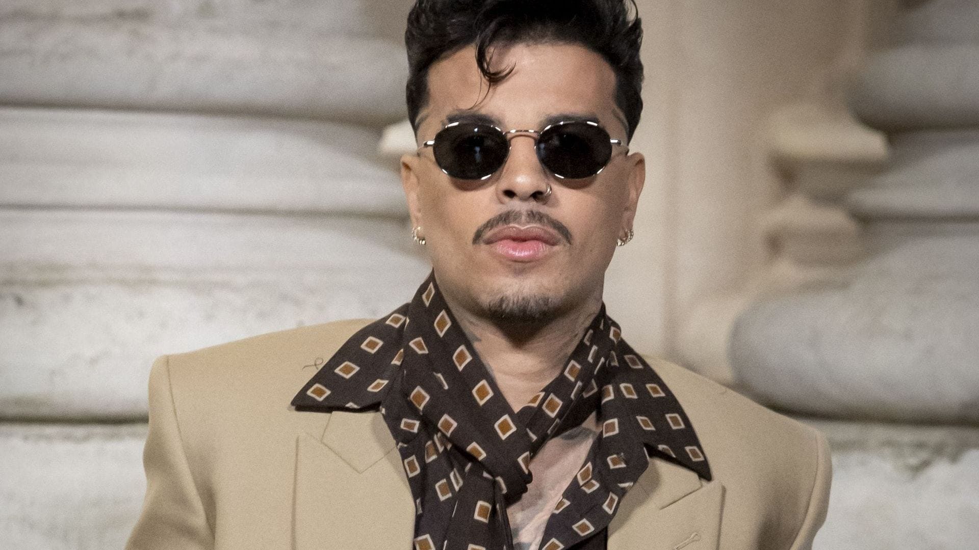 El 'look' elegante y romántico de Rauw Alejandro para el desfile de Saint Laurent en París