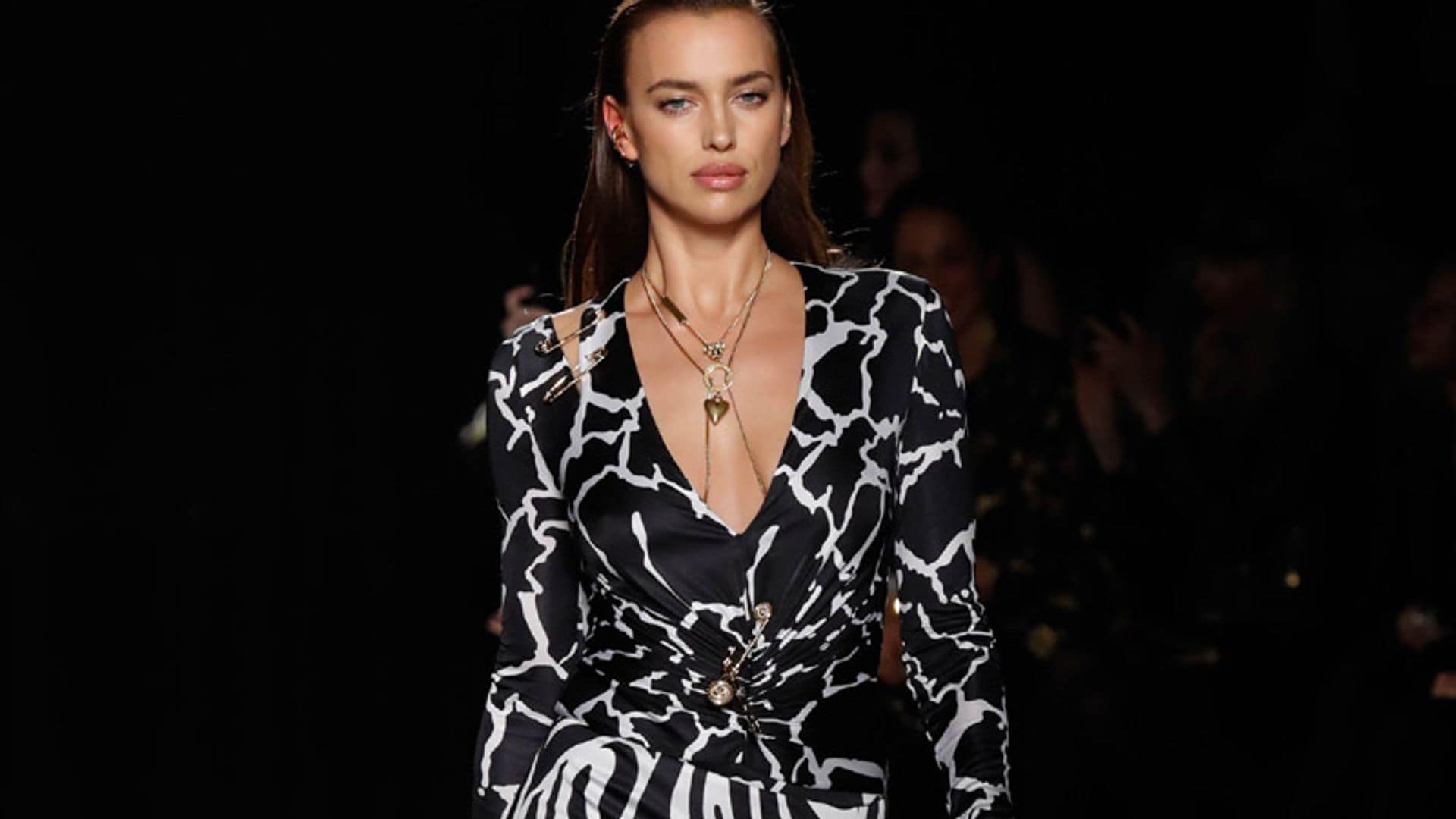 Irina Shayk, Candice Swanepoel y el desfile que actualiza el 'estilo Versace' de los 90