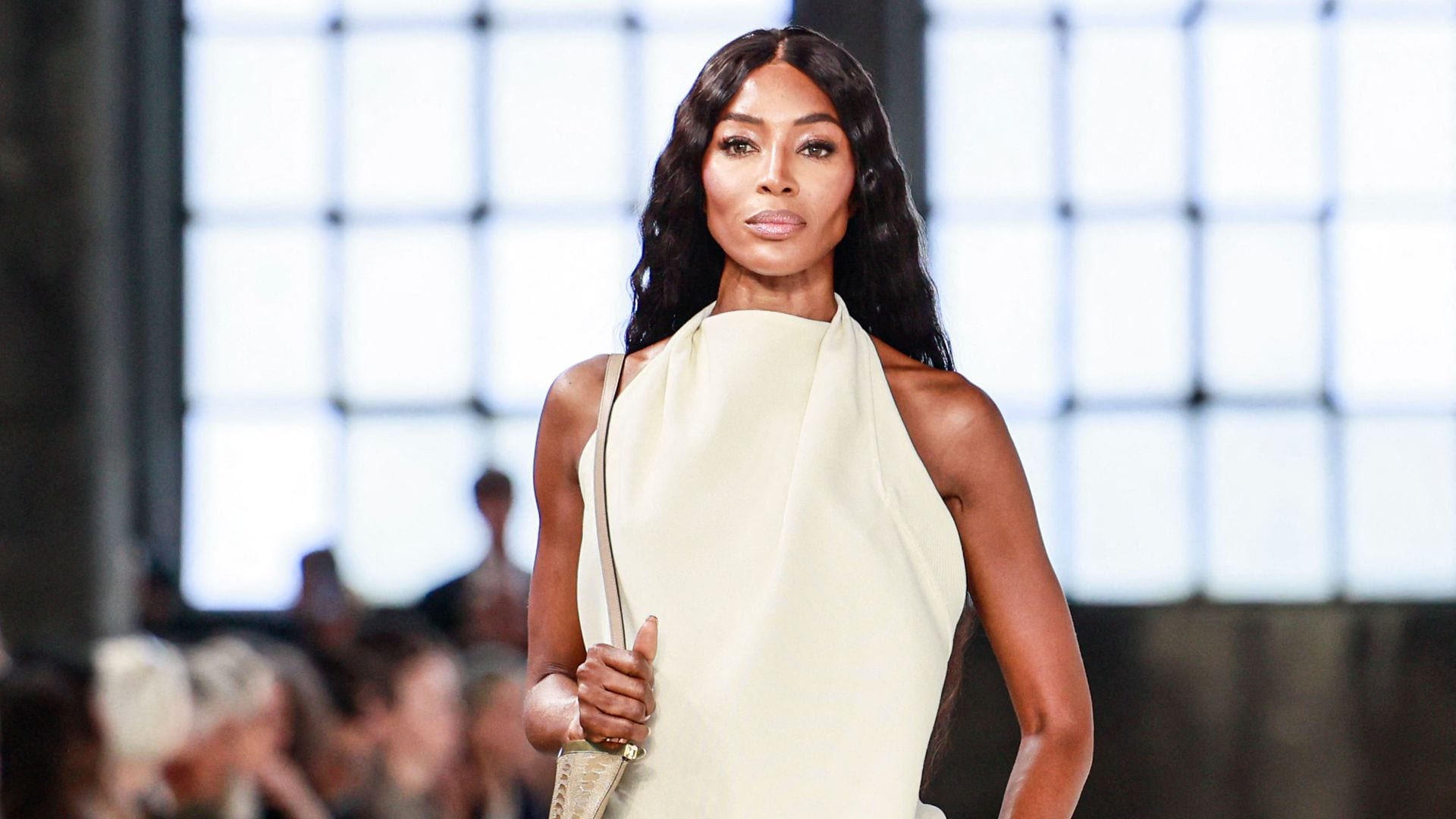 Naomi Campbell e Irina Shayk se apoderan de la pasarela en Milán y confirman el triunfo del lujo silencioso